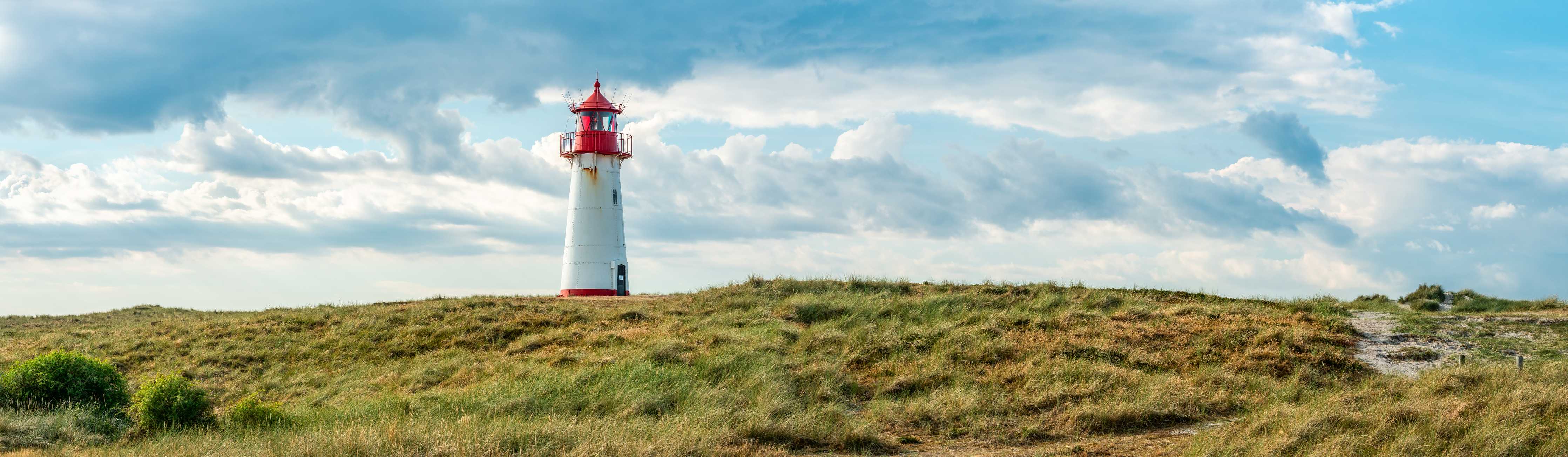 Badewannen-Rückwand-Leuchtturm vor dramatischem Himmel