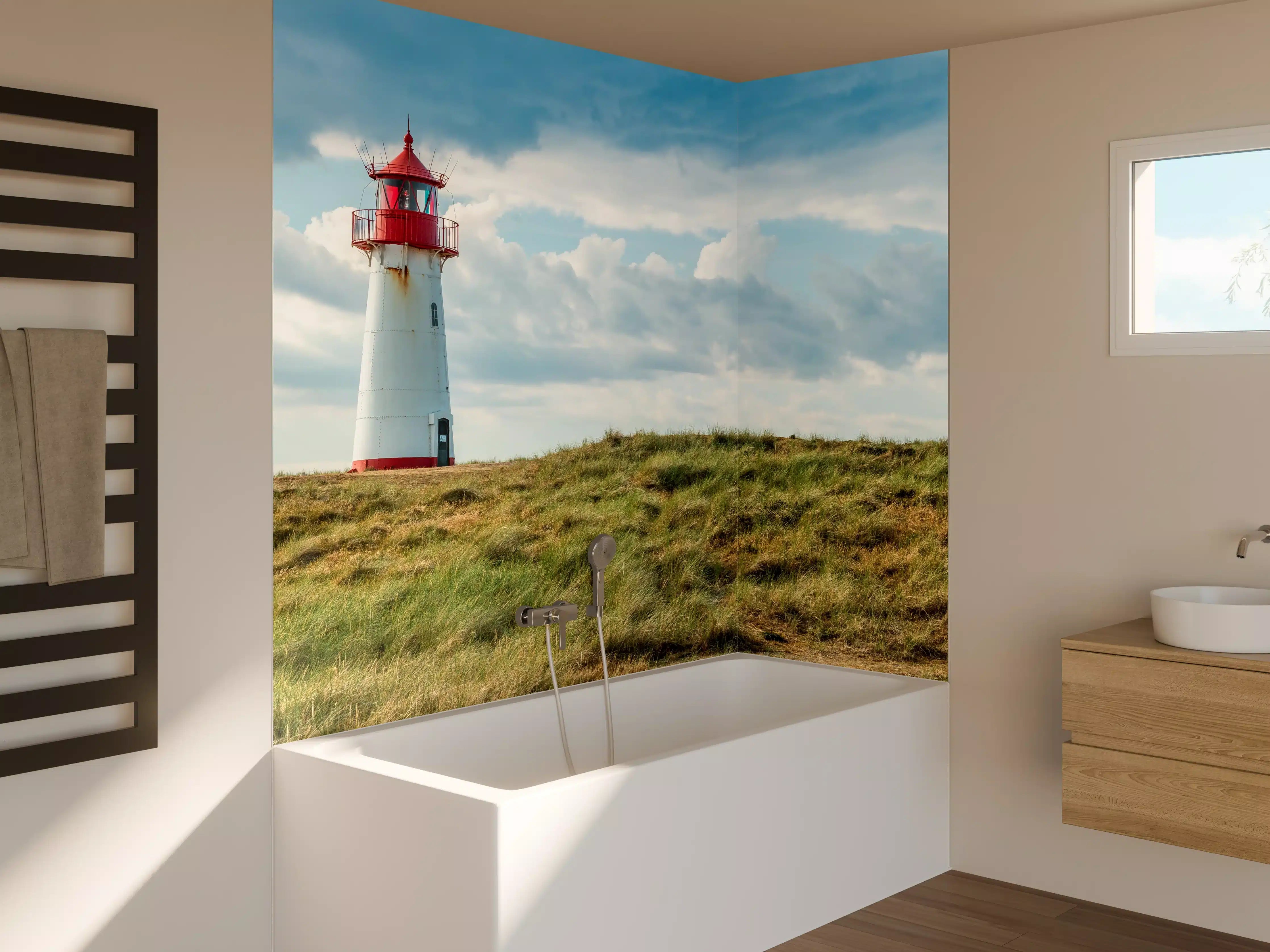Badewannen-Rückwand - Leuchtturm vor dramatischem Himmel