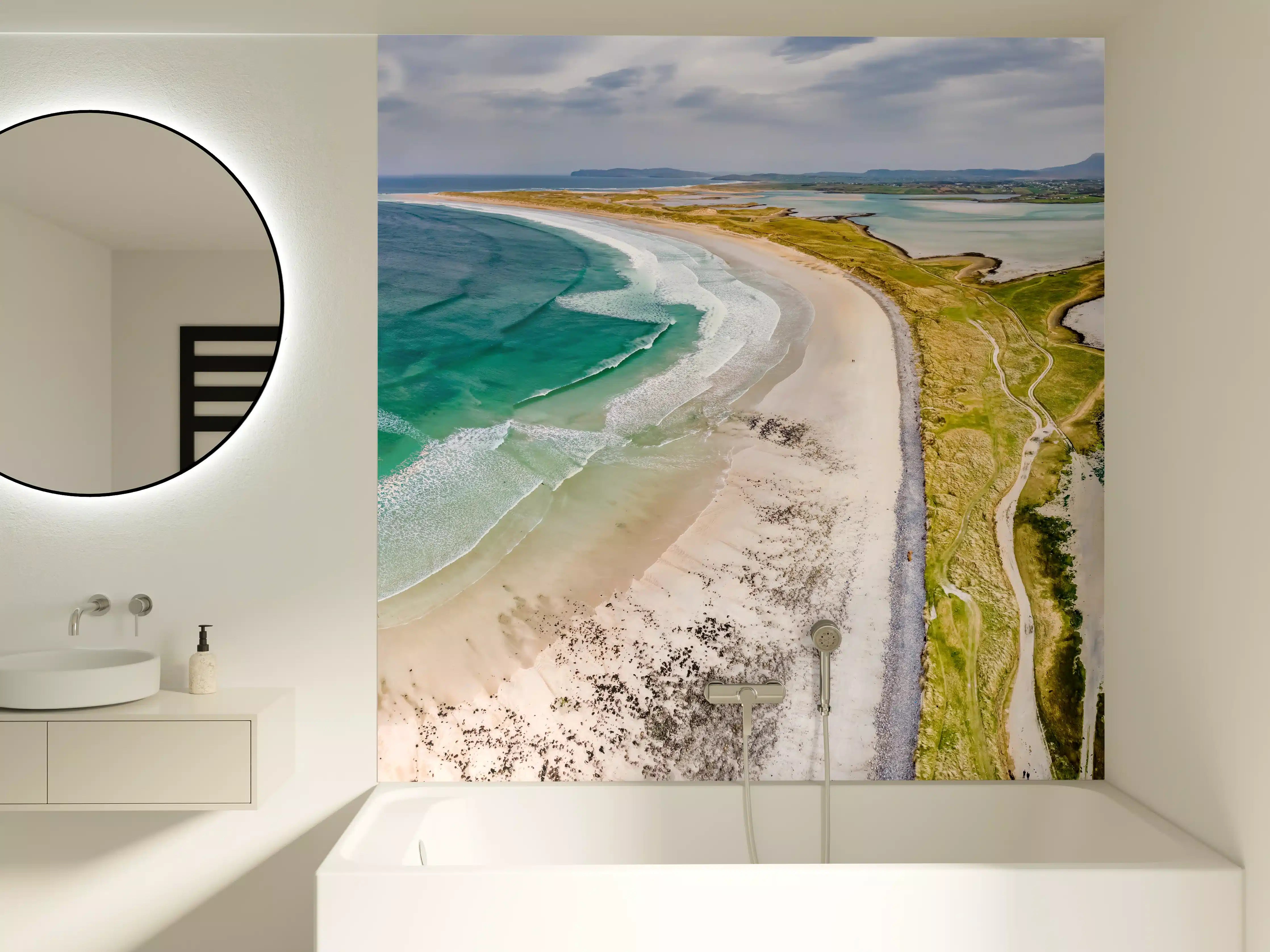 Badewannen-Rückwand - Luftaufnahme der Küste von Magheraroarty-Irland