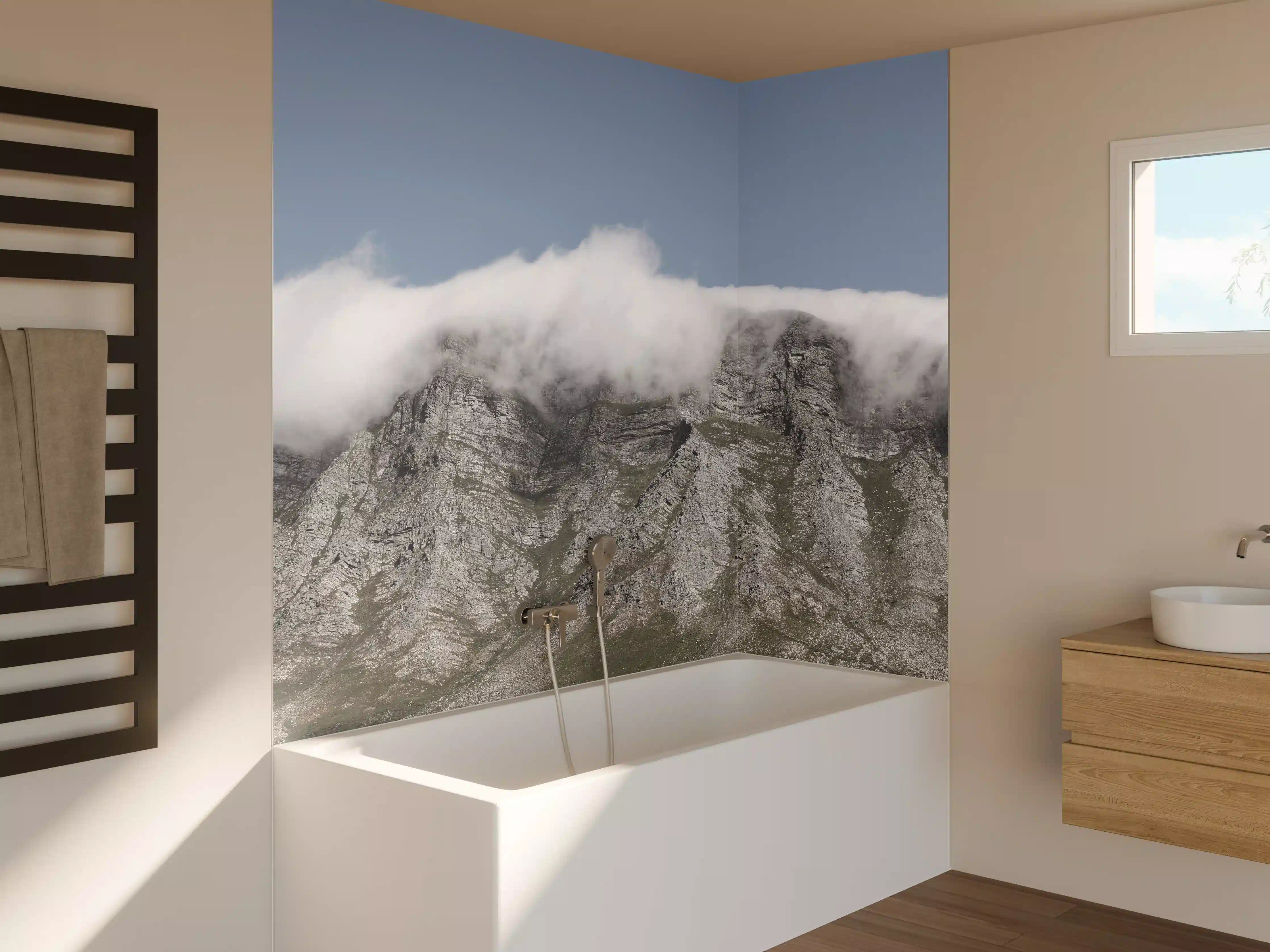 Badewannen-Rückwand - Majestätische Bergspitzen im Nebel