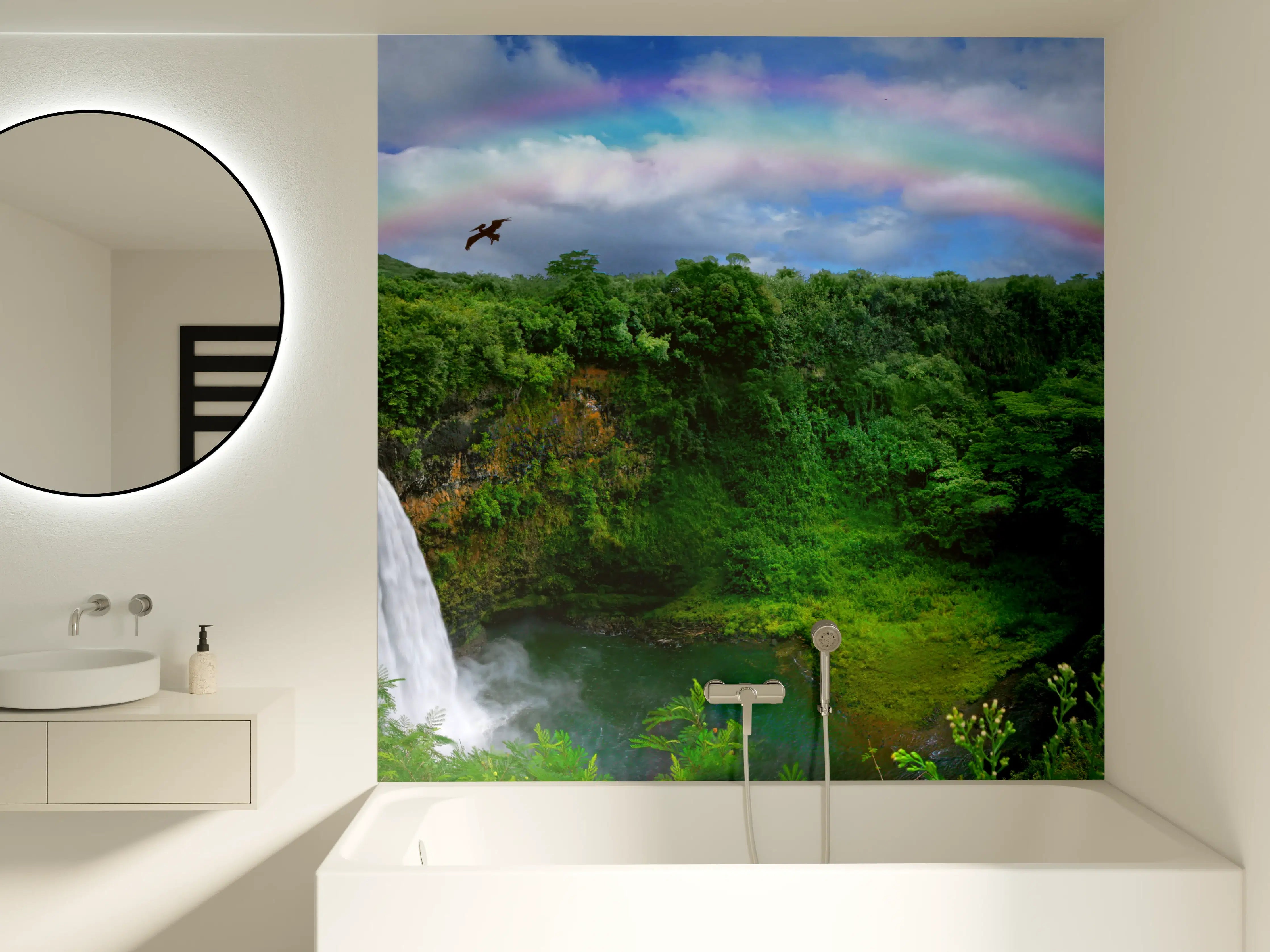 Badewannen-Rückwand - Majestätischer Wasserfall im Grünen mit Regenbogen