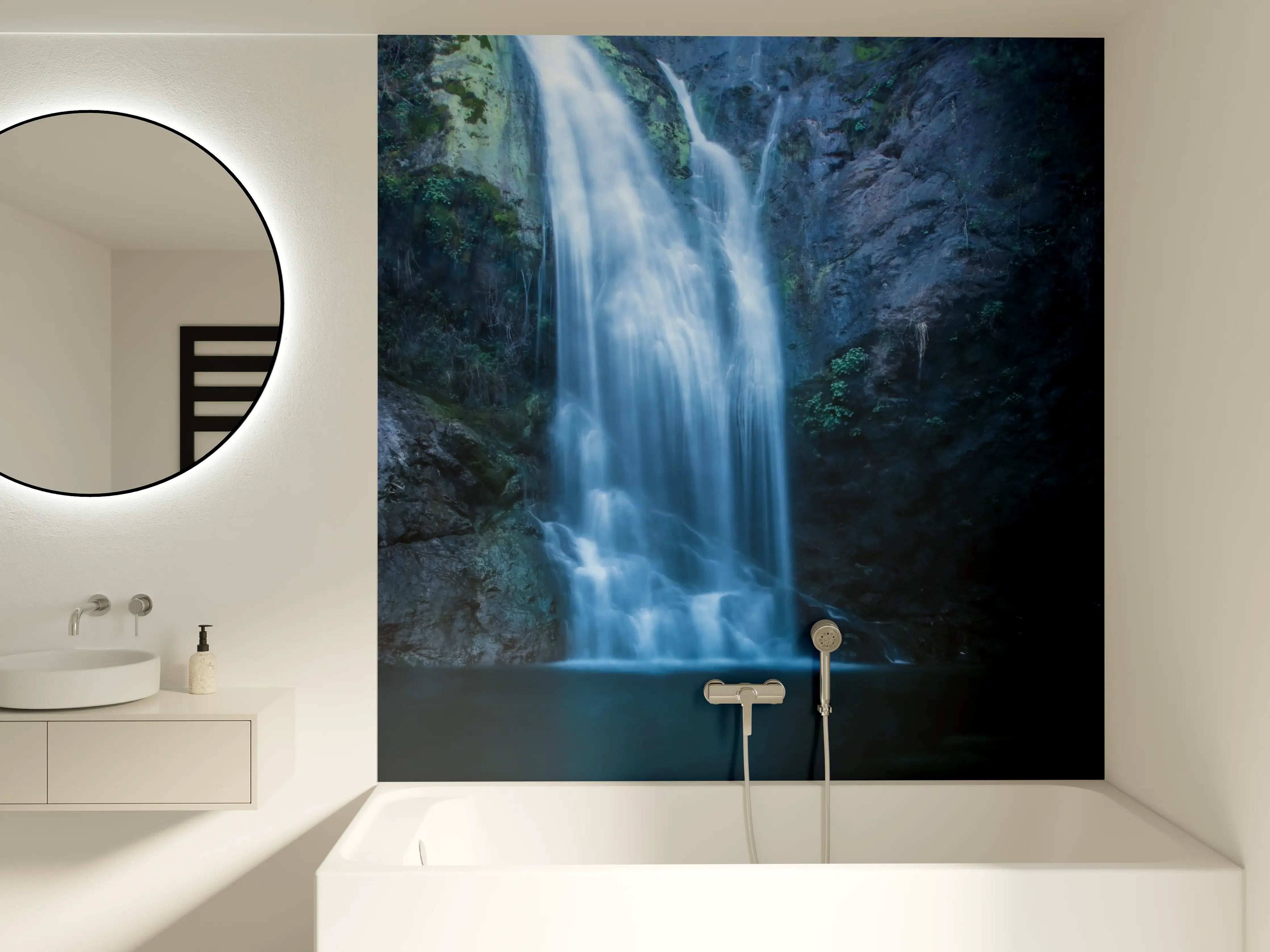 Badewannen-Rückwand - Majestätischer Wasserfall in Naturidyll