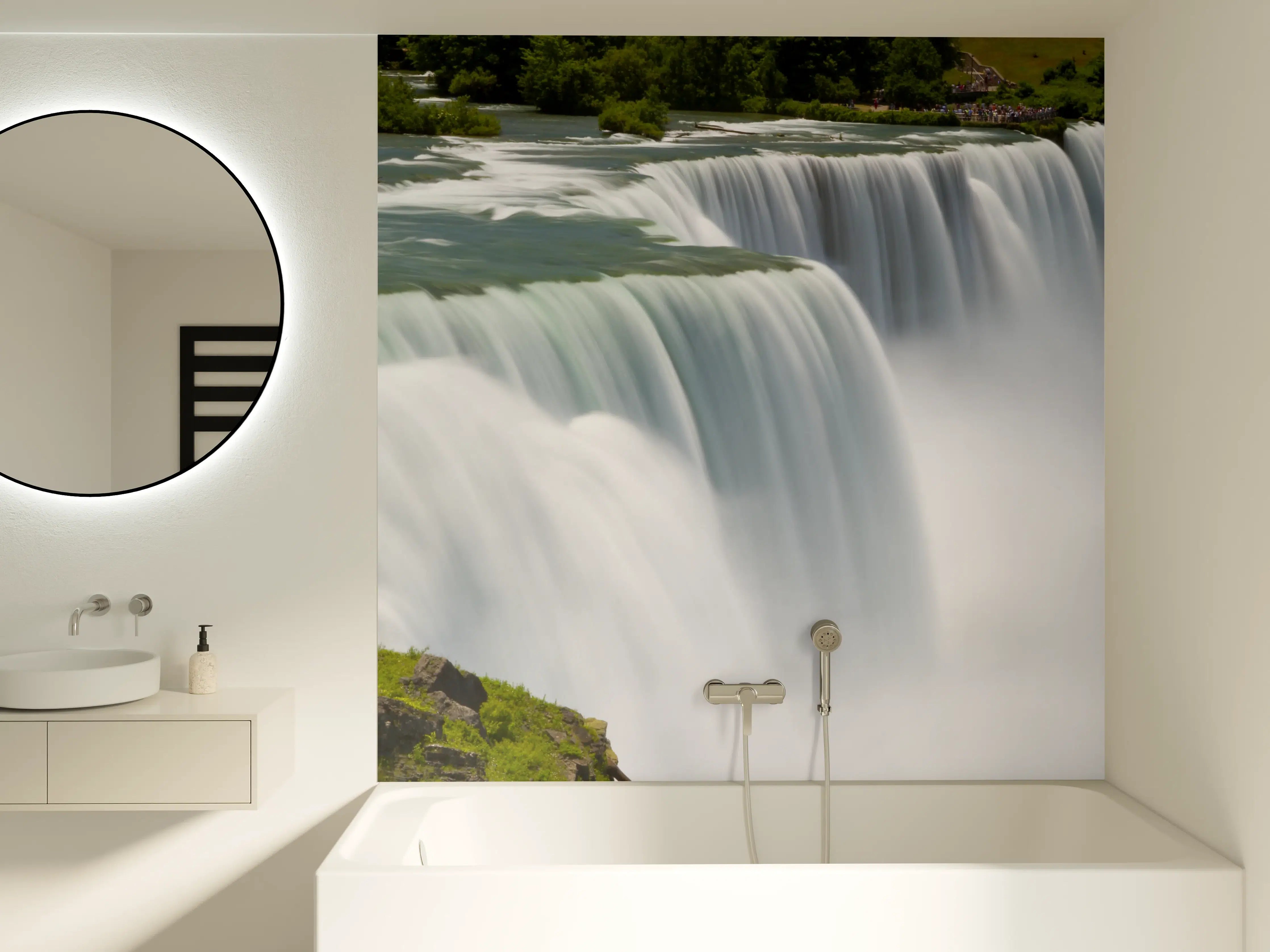 Badewannen-Rückwand - Majestätischer Wasserfall in Wasser und Grün
