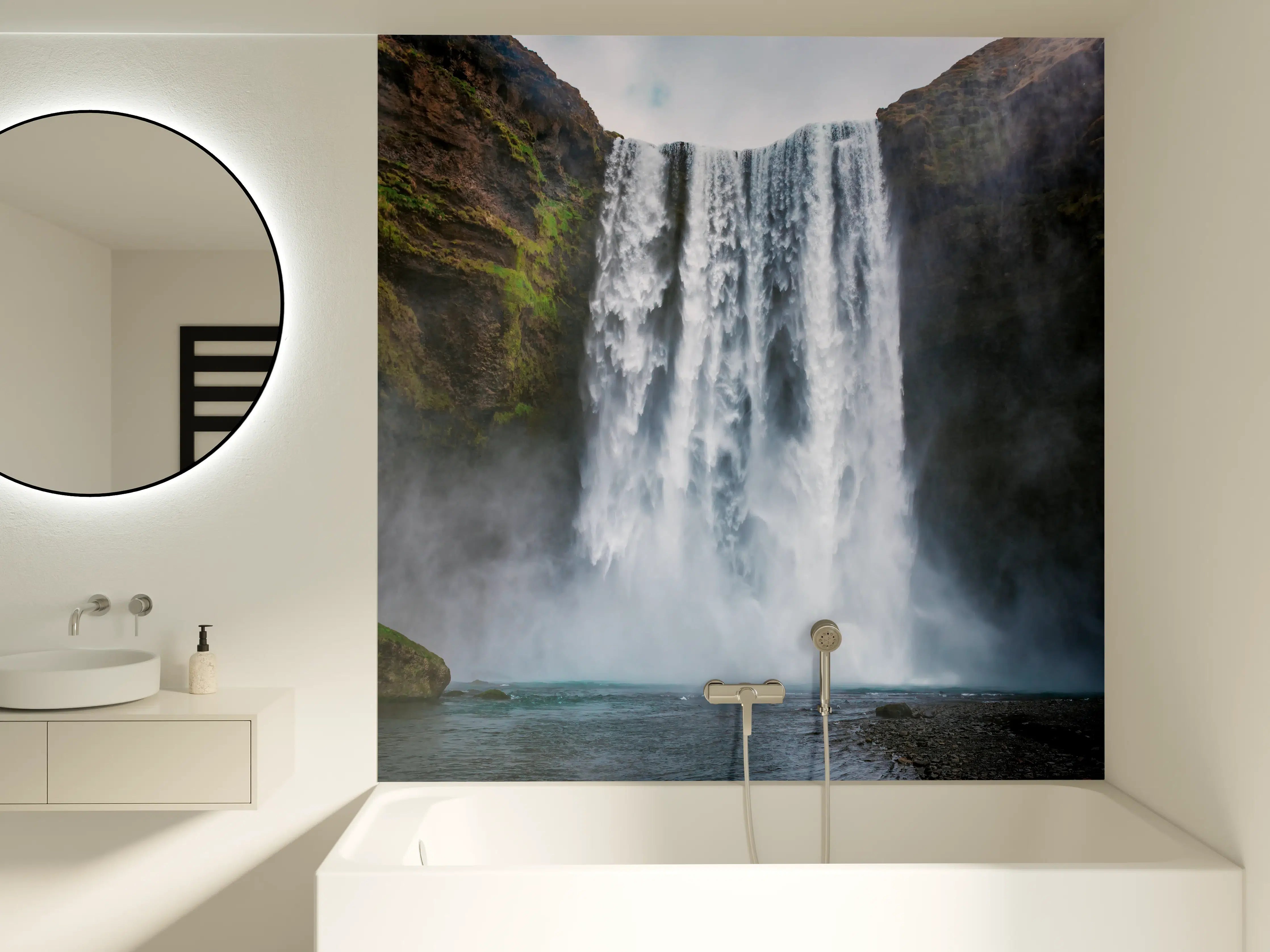 Badewannen-Rückwand - Majestatischer Wasserfall mit Nebelschwaden