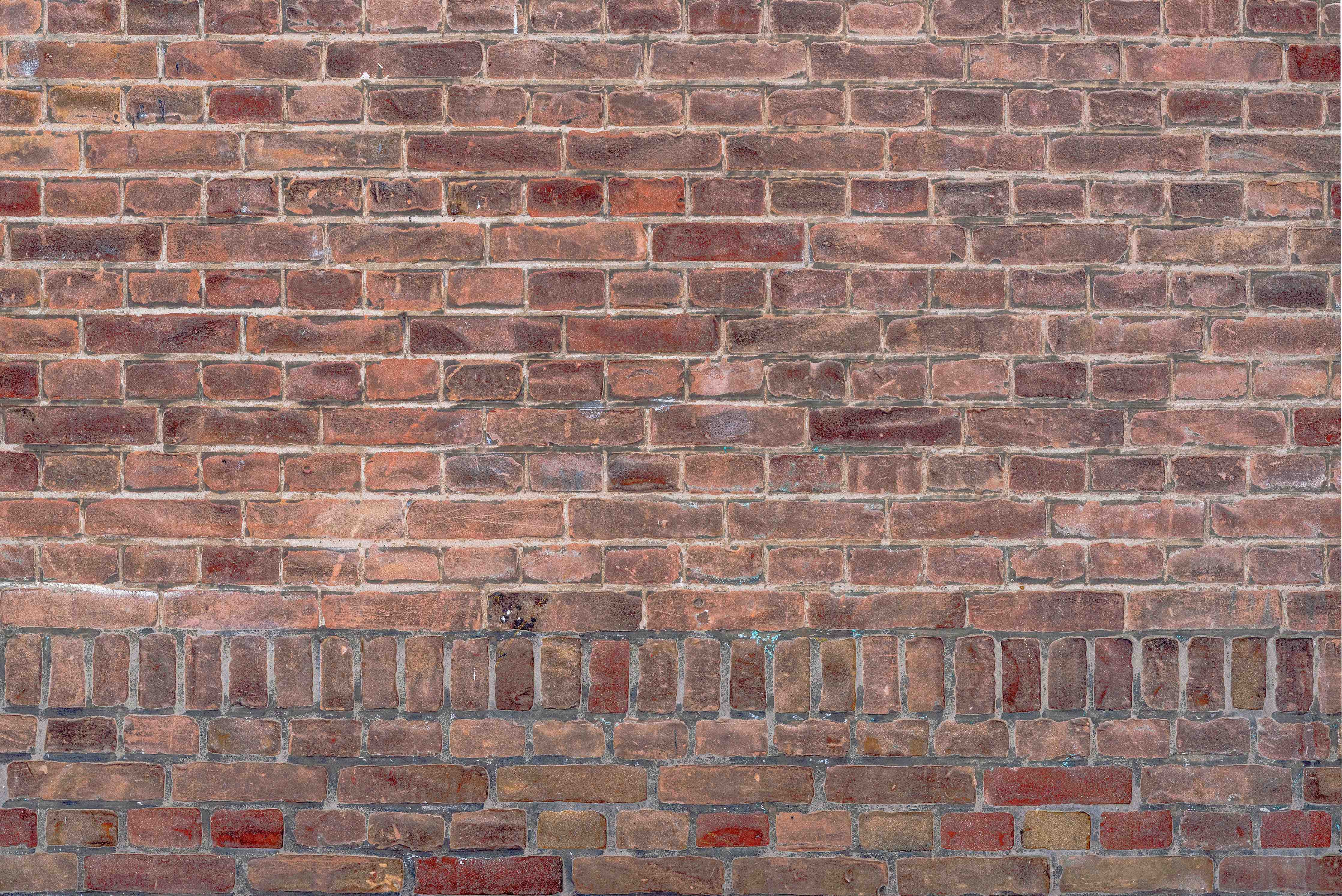 Badewannen-Rückwand-Mauerstruktur aus alten braunen Ziegeln