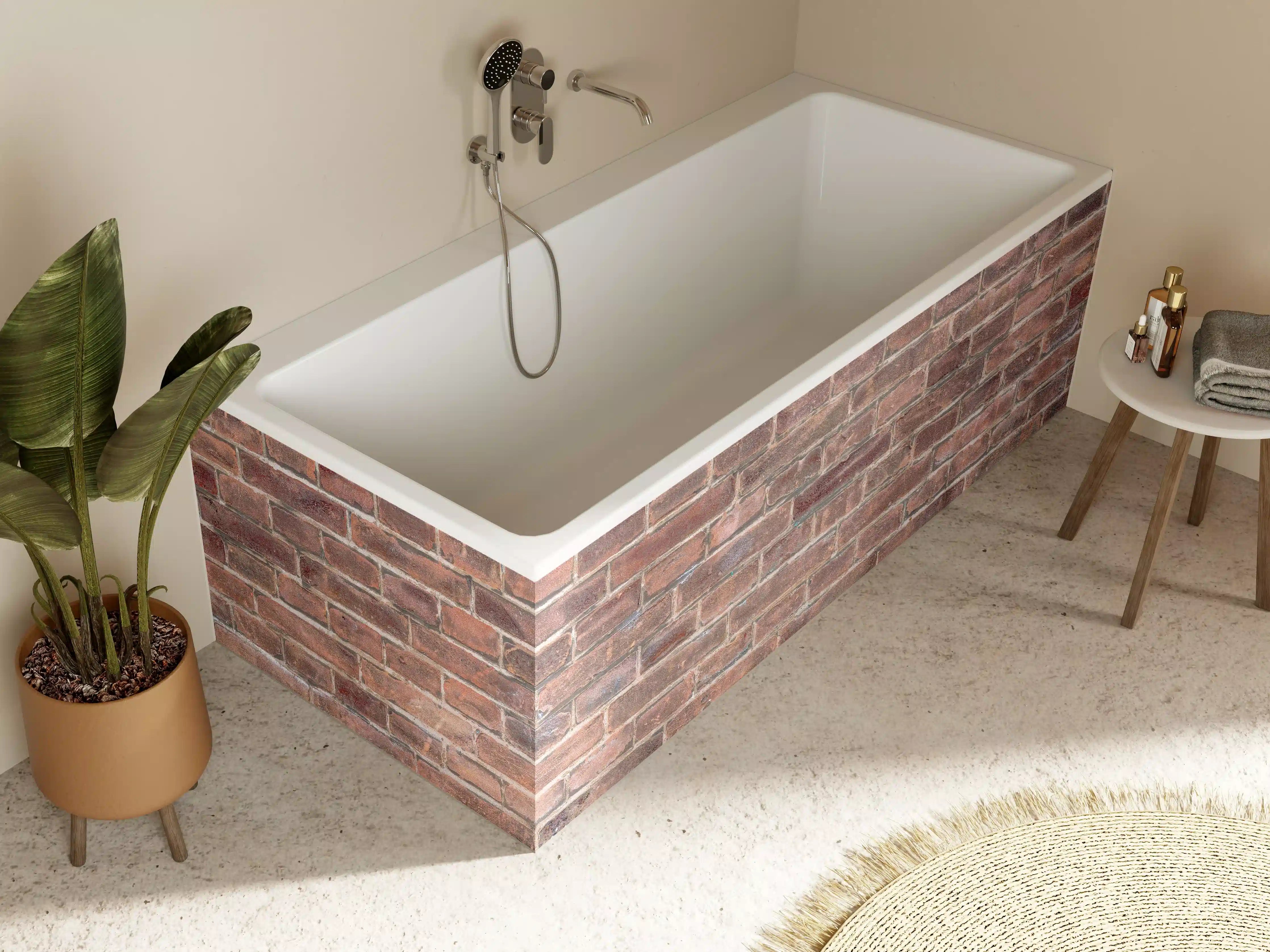 Badewannen-Rückwand - Mauerstruktur aus alten braunen Ziegeln