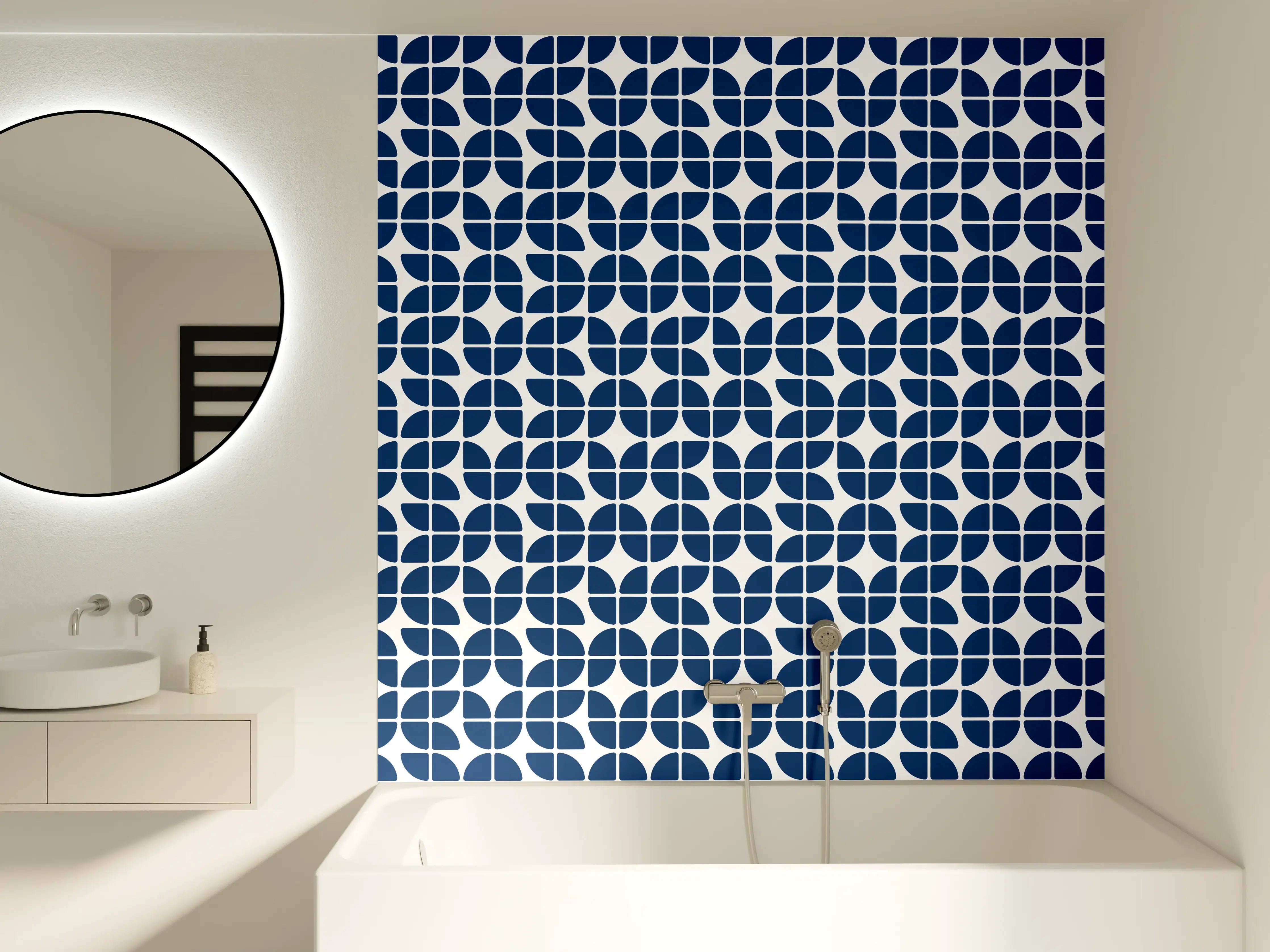 Badewannen-Rückwand - Moderne blaue Fliesenmuster, geometrisch, dunkelblau wachsend