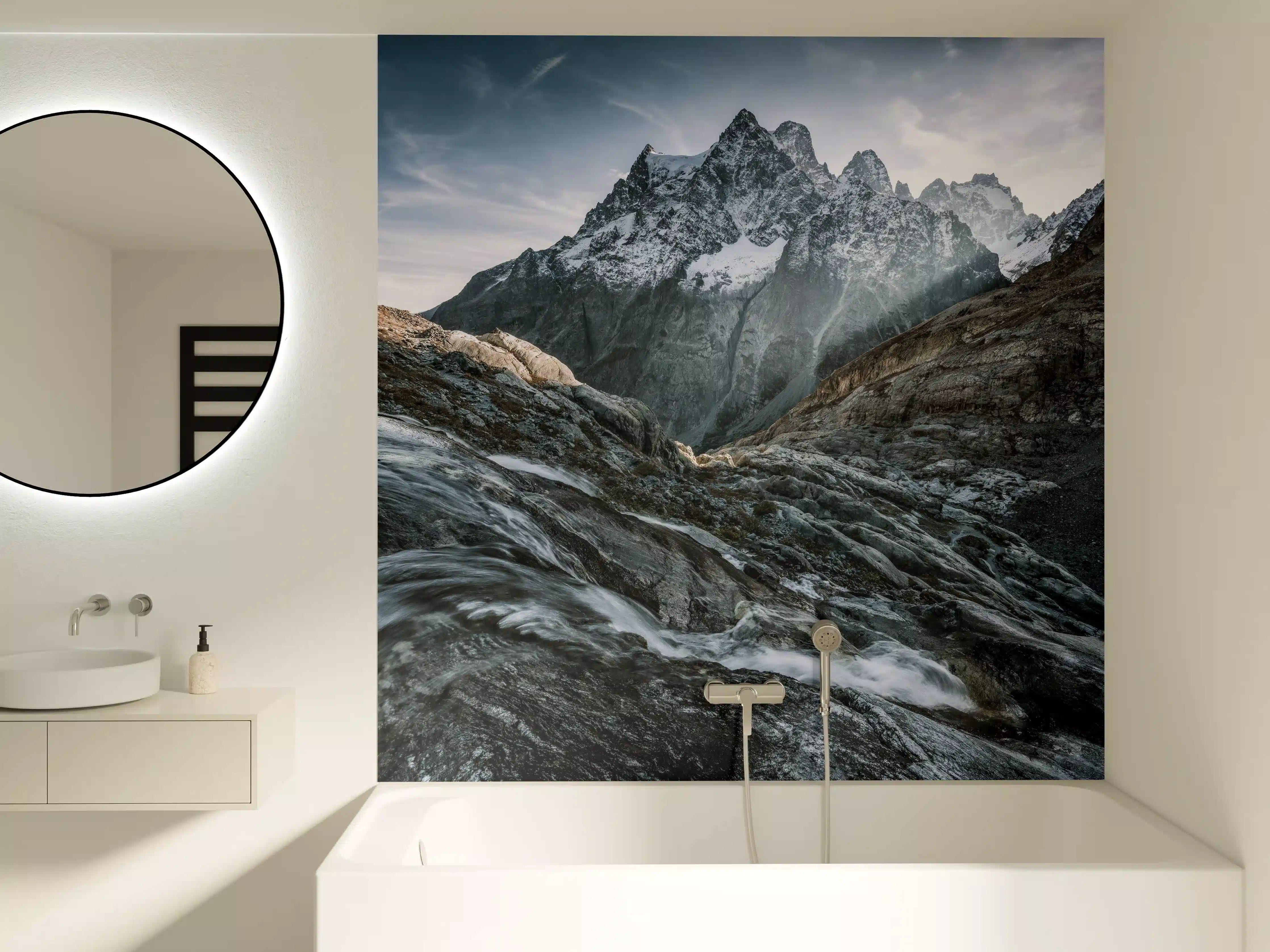 Badewannen-Rückwand - Monochrome Berglandschaft
