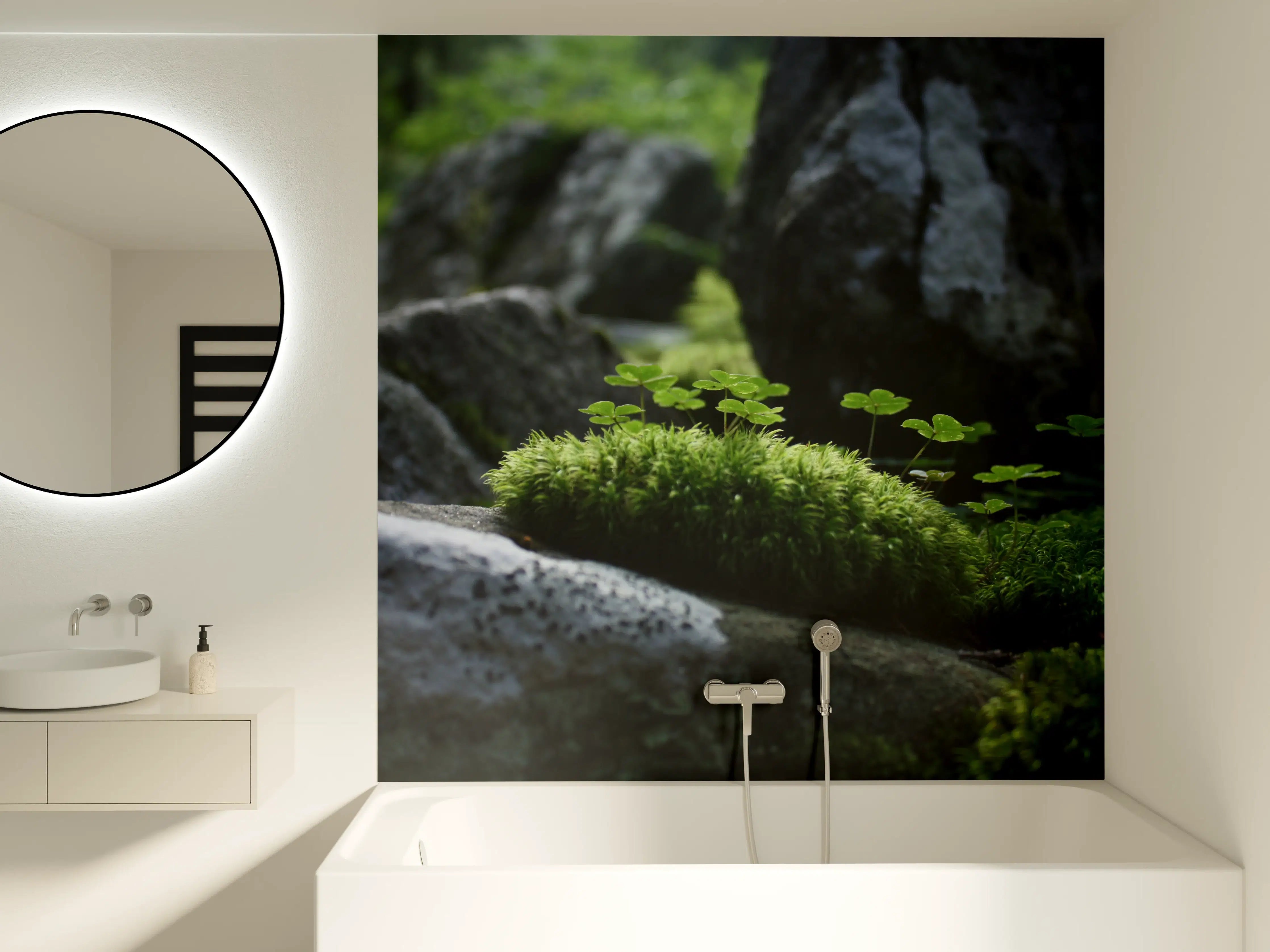 Badewannen-Rückwand - Moosbedeckte Steine im Sonnenlicht