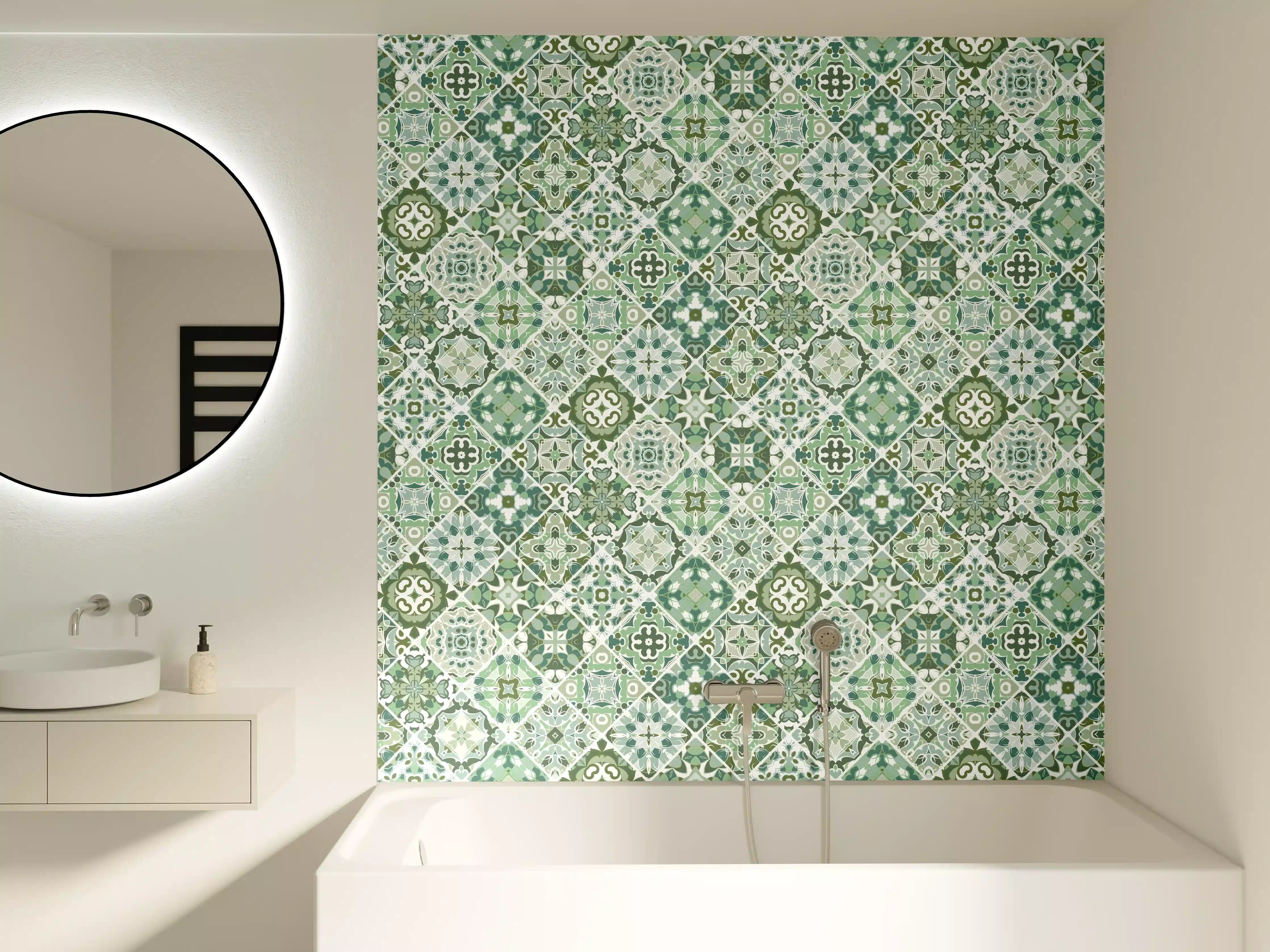 Badewannen-Rückwand - Musterhaftes Fliesenmosaik in Türkis und Beige