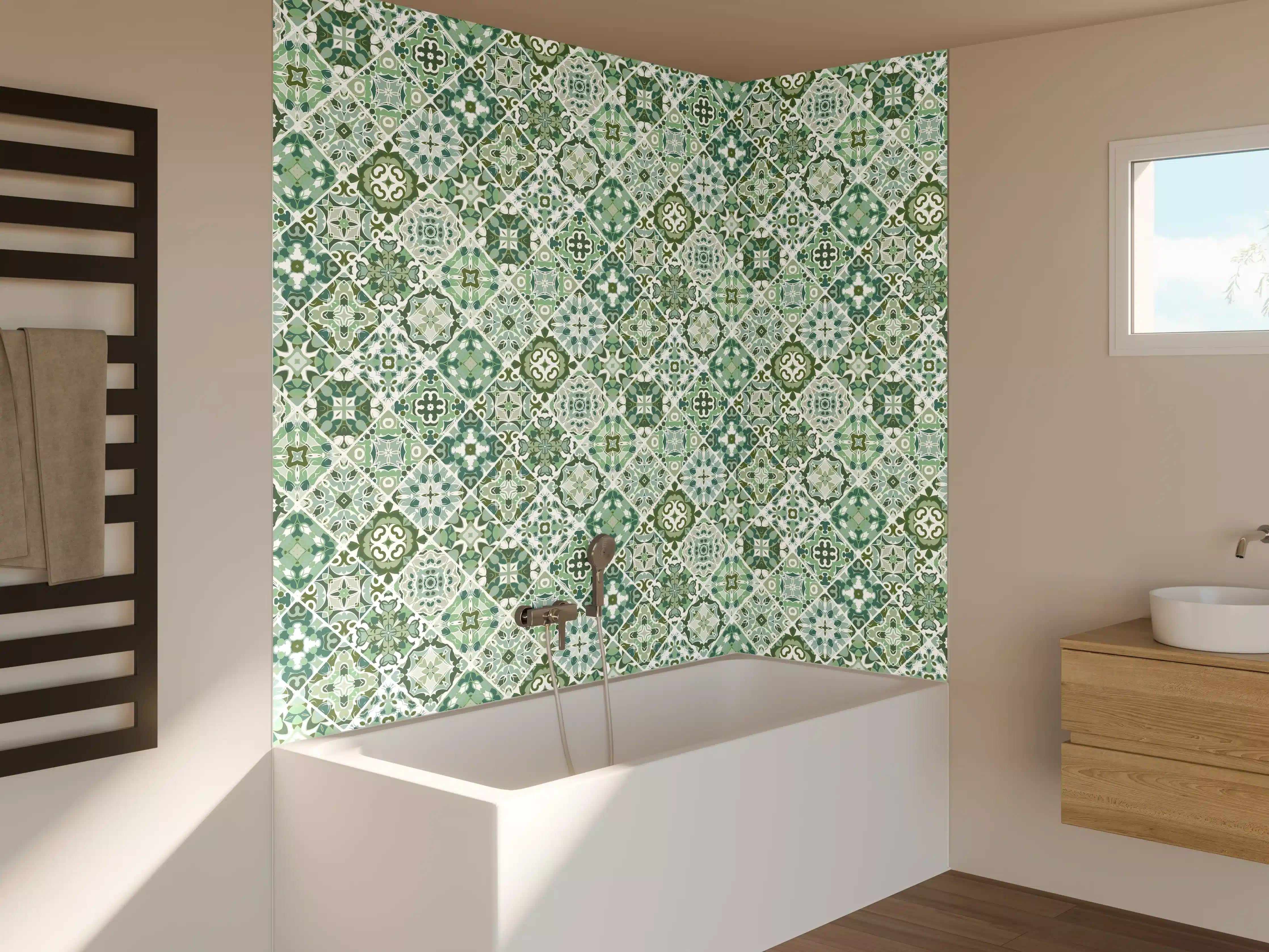 Badewannen-Rückwand - Musterhaftes Fliesenmosaik in Türkis und Beige