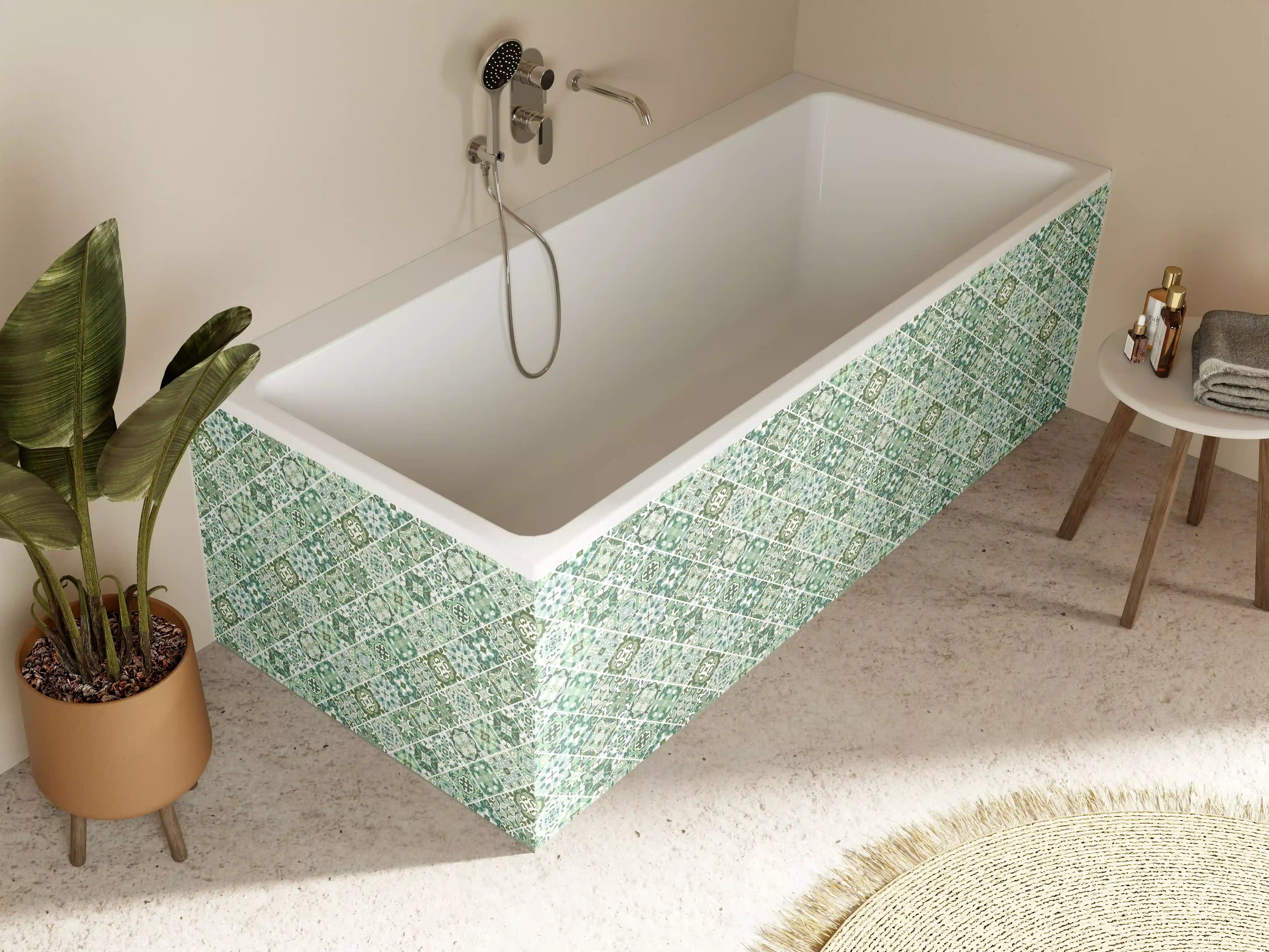 Badewannen-Rückwand - Musterhaftes Fliesenmosaik in Türkis und Beige