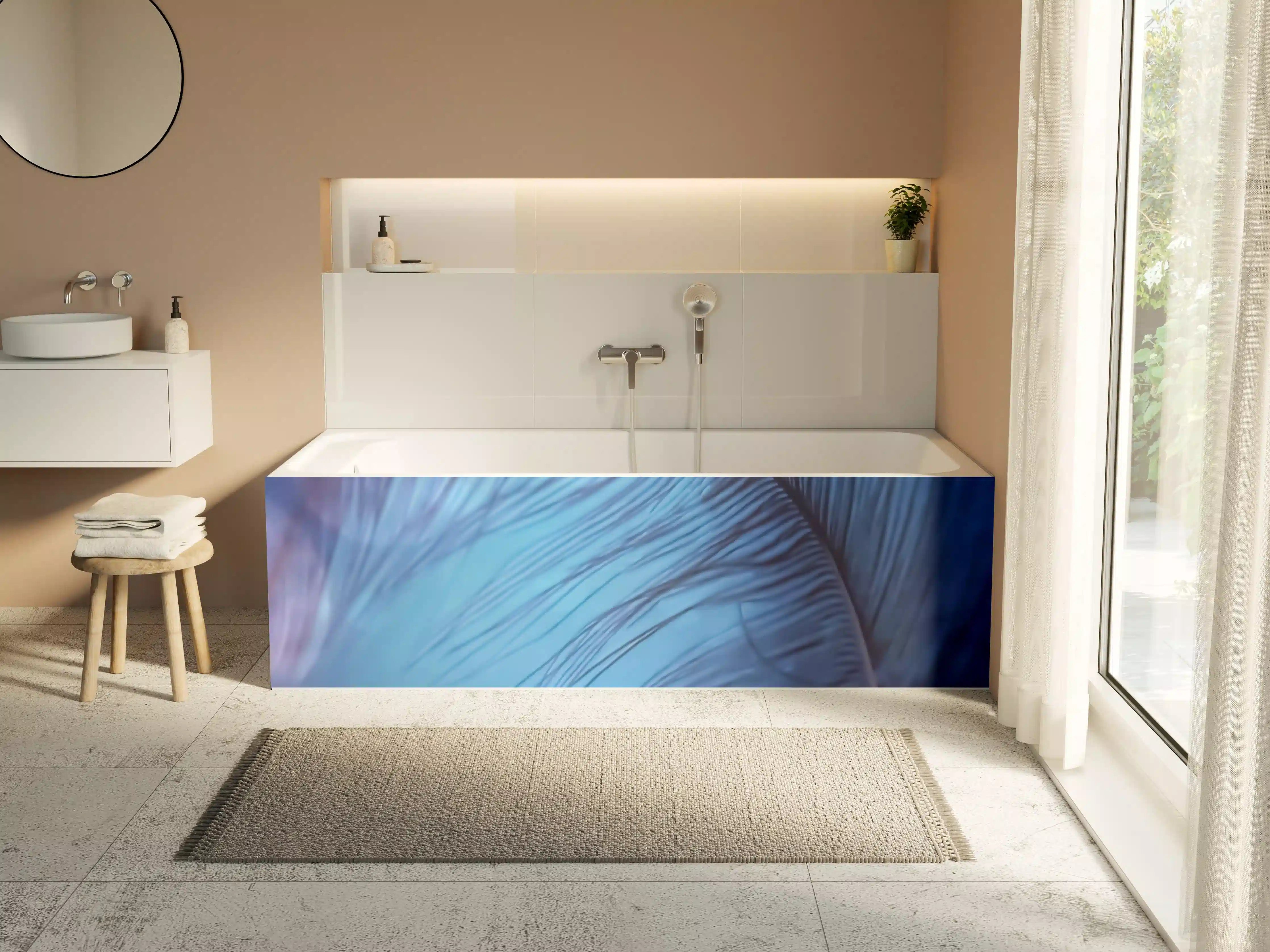 Badewannen-Rückwand - Nahaufnahme einer blauen Feder