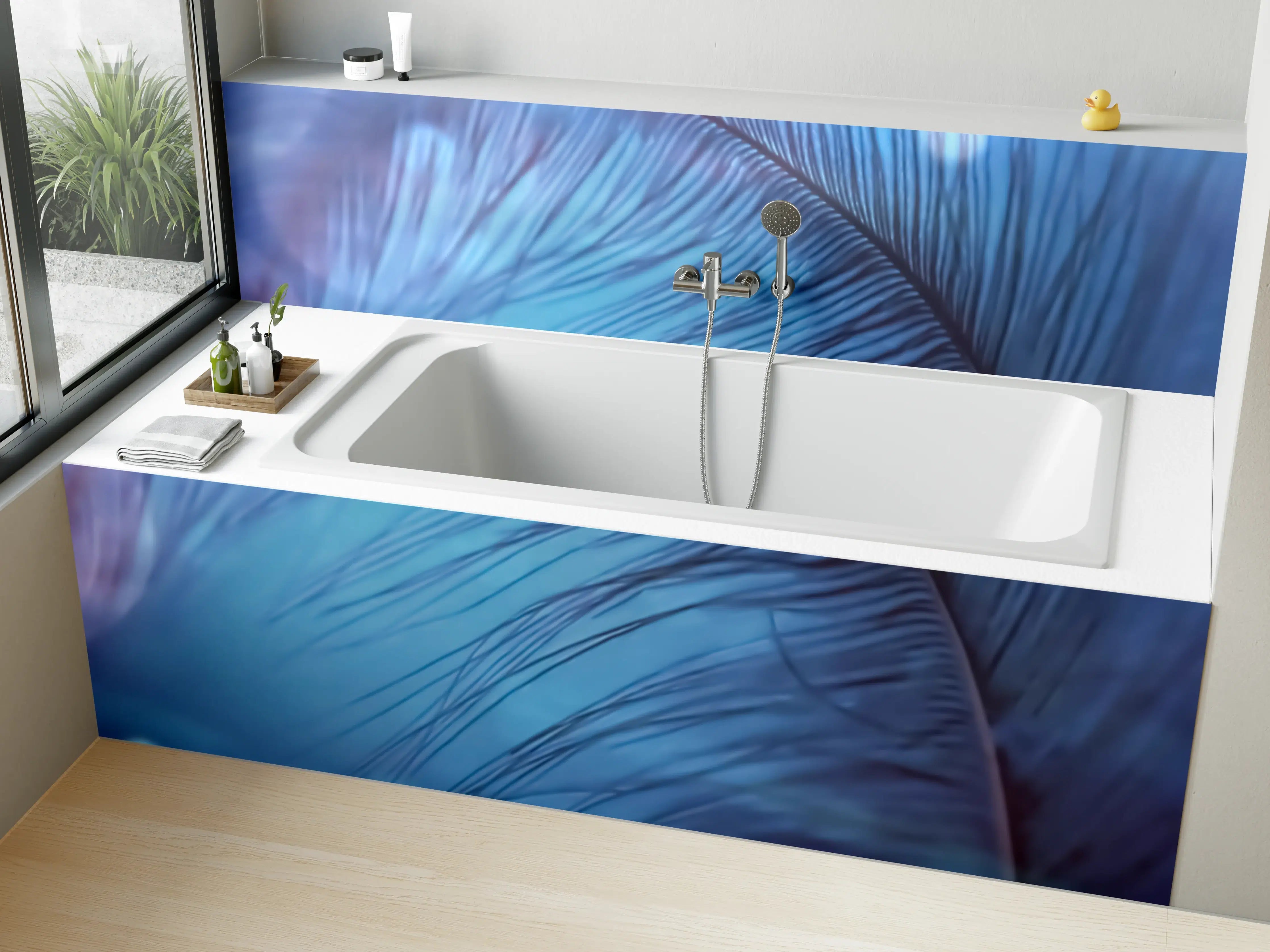 Badewannen-Rückwand - Nahaufnahme einer blauen Feder