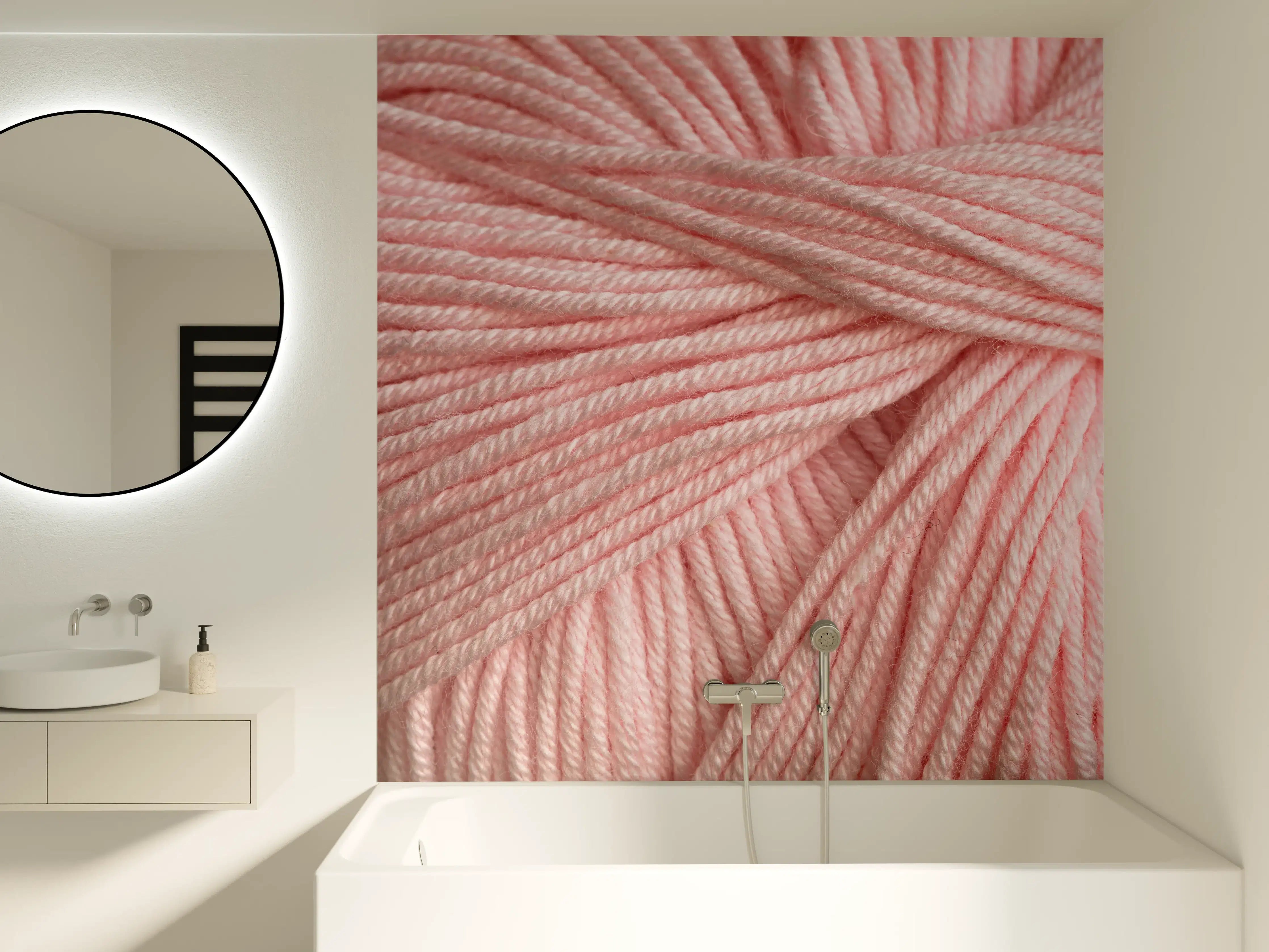 Badewannen-Rückwand - Nahaufnahme eines rosa Garnknäuels