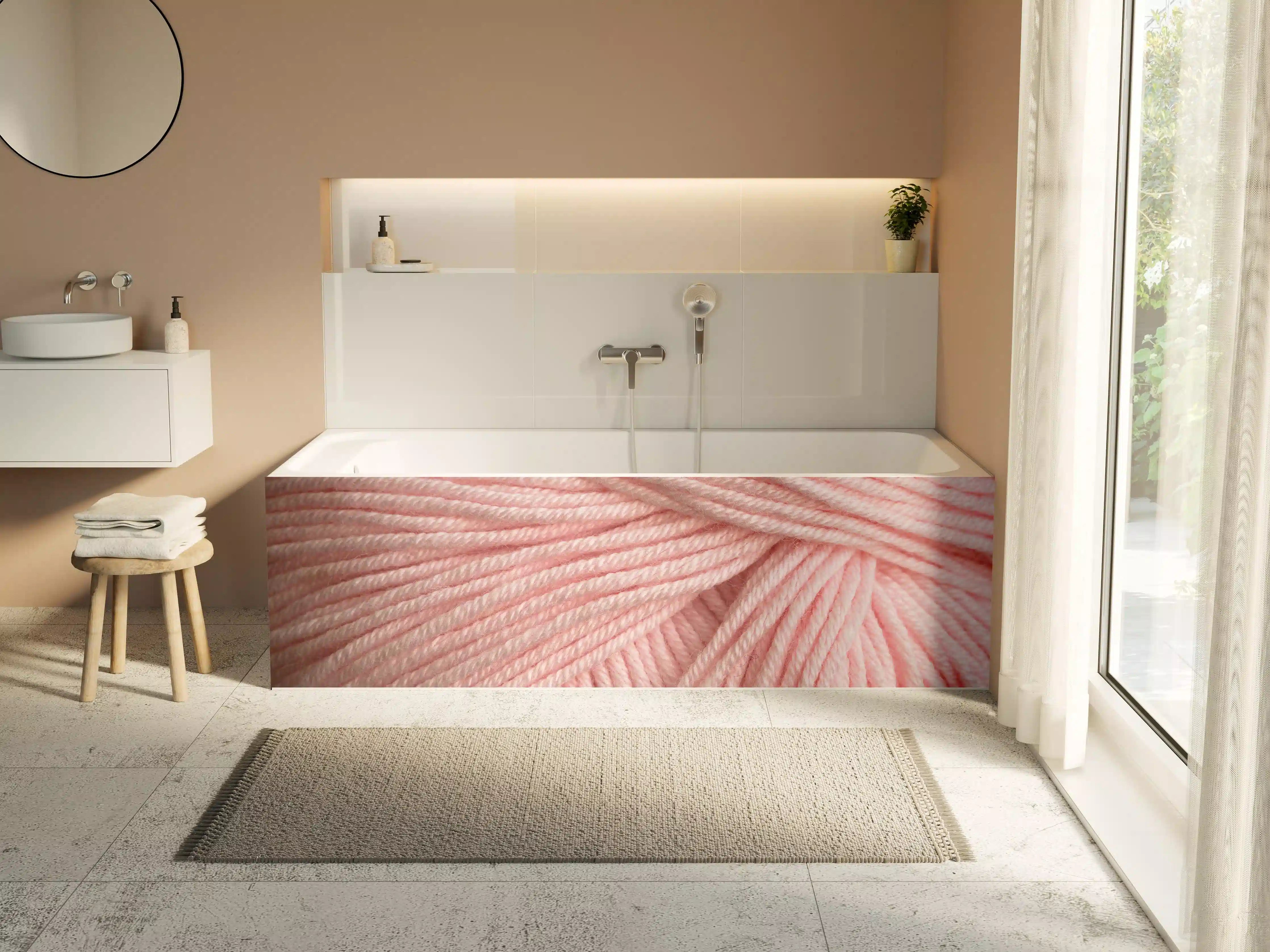 Badewannen-Rückwand - Nahaufnahme eines rosa Garnknäuels