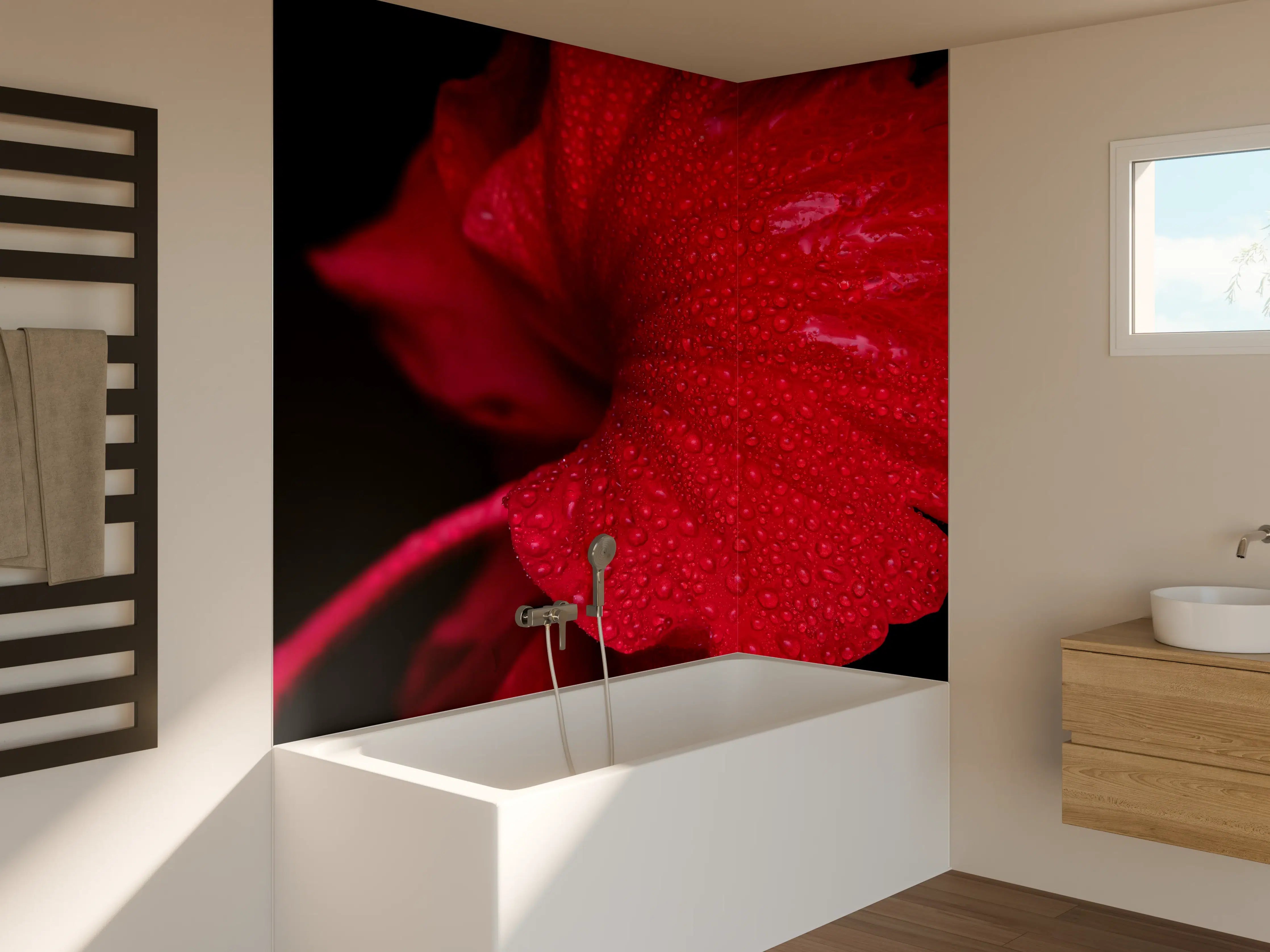 Badewannen-Rückwand - Nahaufnahme von rötlicher Frühlingsblume mit Regentropfen