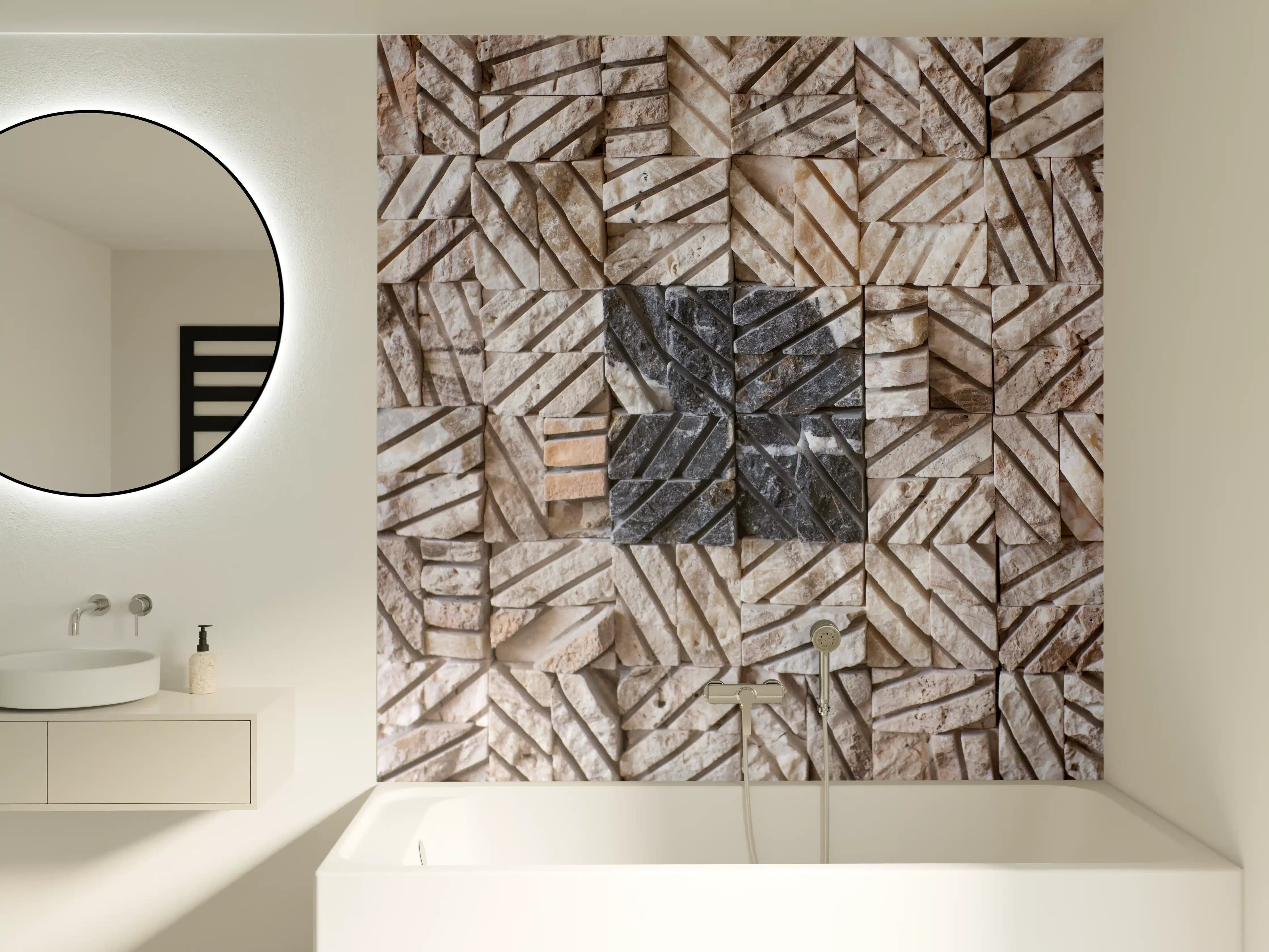 Badewannen-Rückwand - Naturstein Mosaik mit schwarzen Akzenten