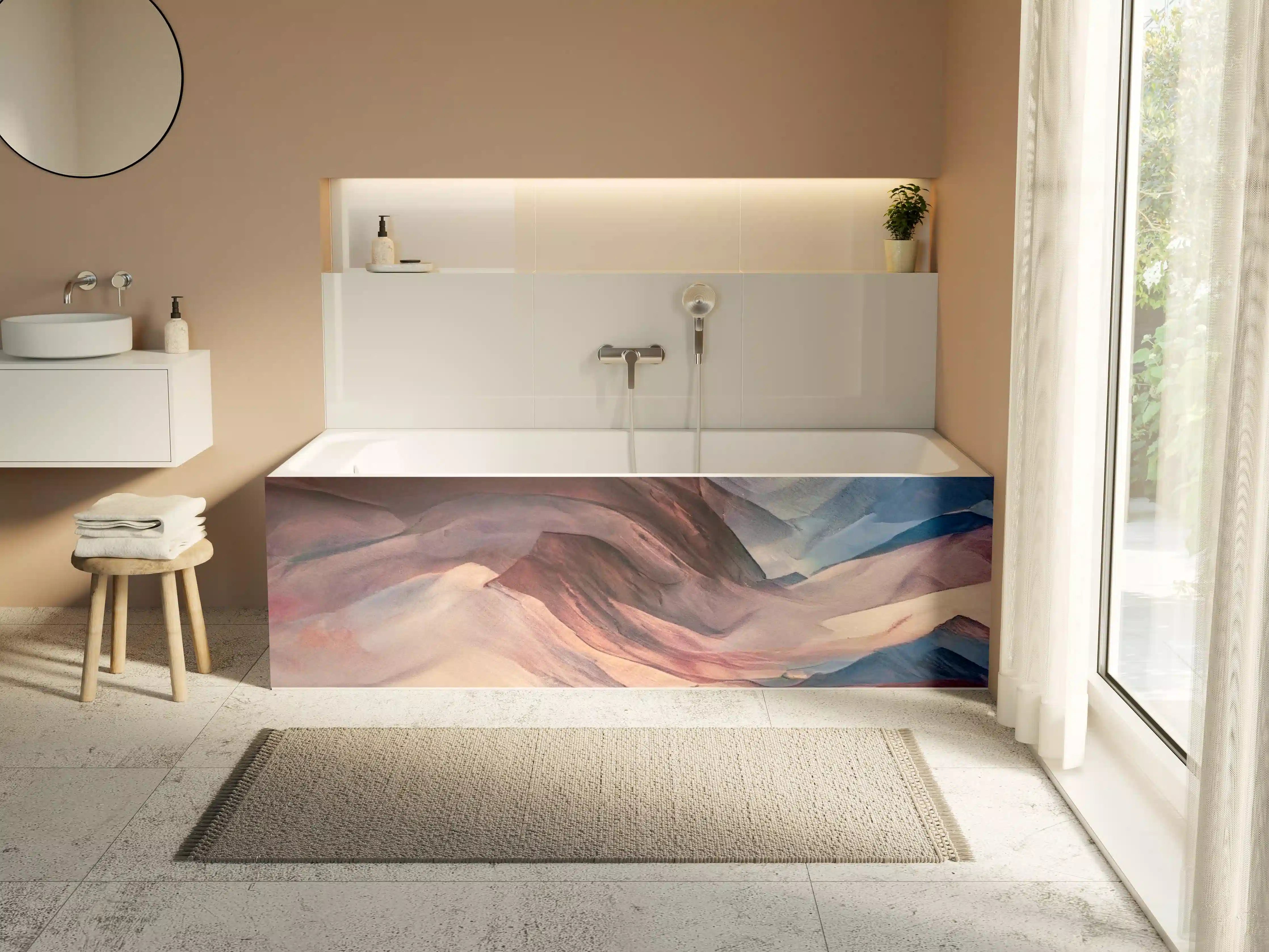 Badewannen-Rückwand - Neblige Bergwelt in Grau- und Weißnuancen
