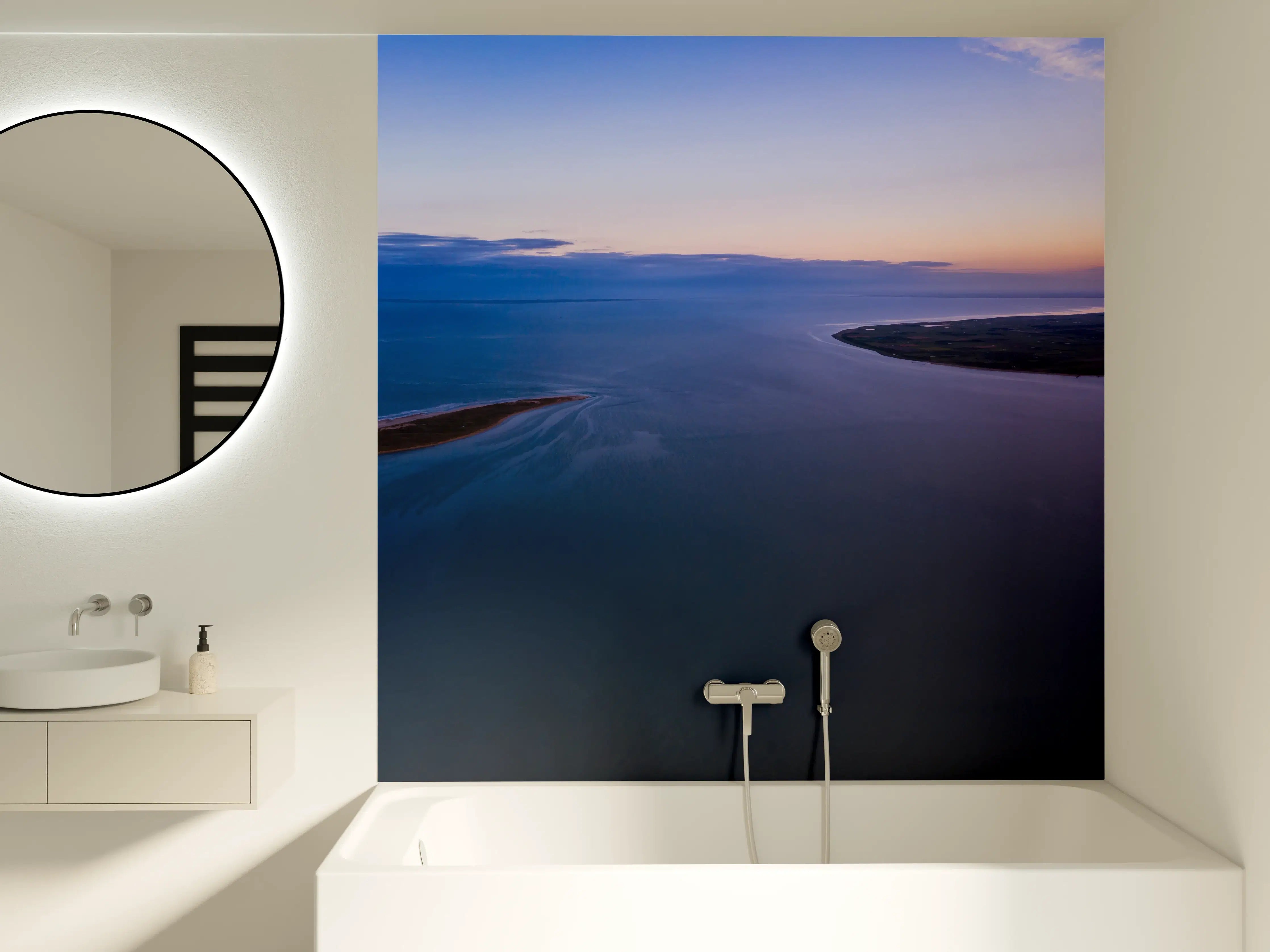 Badewannen-Rückwand - Panoramablick über friedliche Wasserlandschaft
