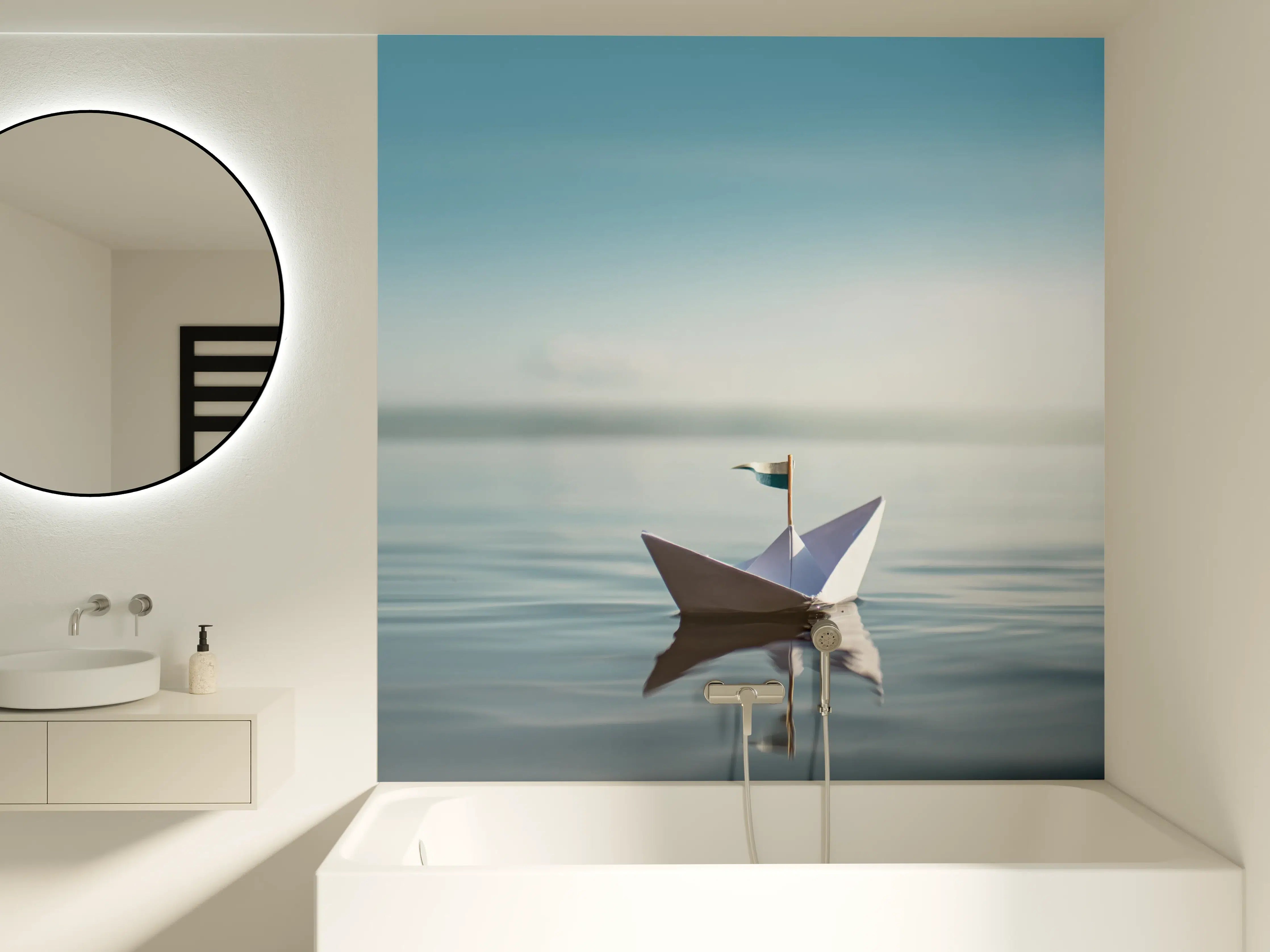 Badewannen-Rückwand - Papierboot auf ruhigem Meer