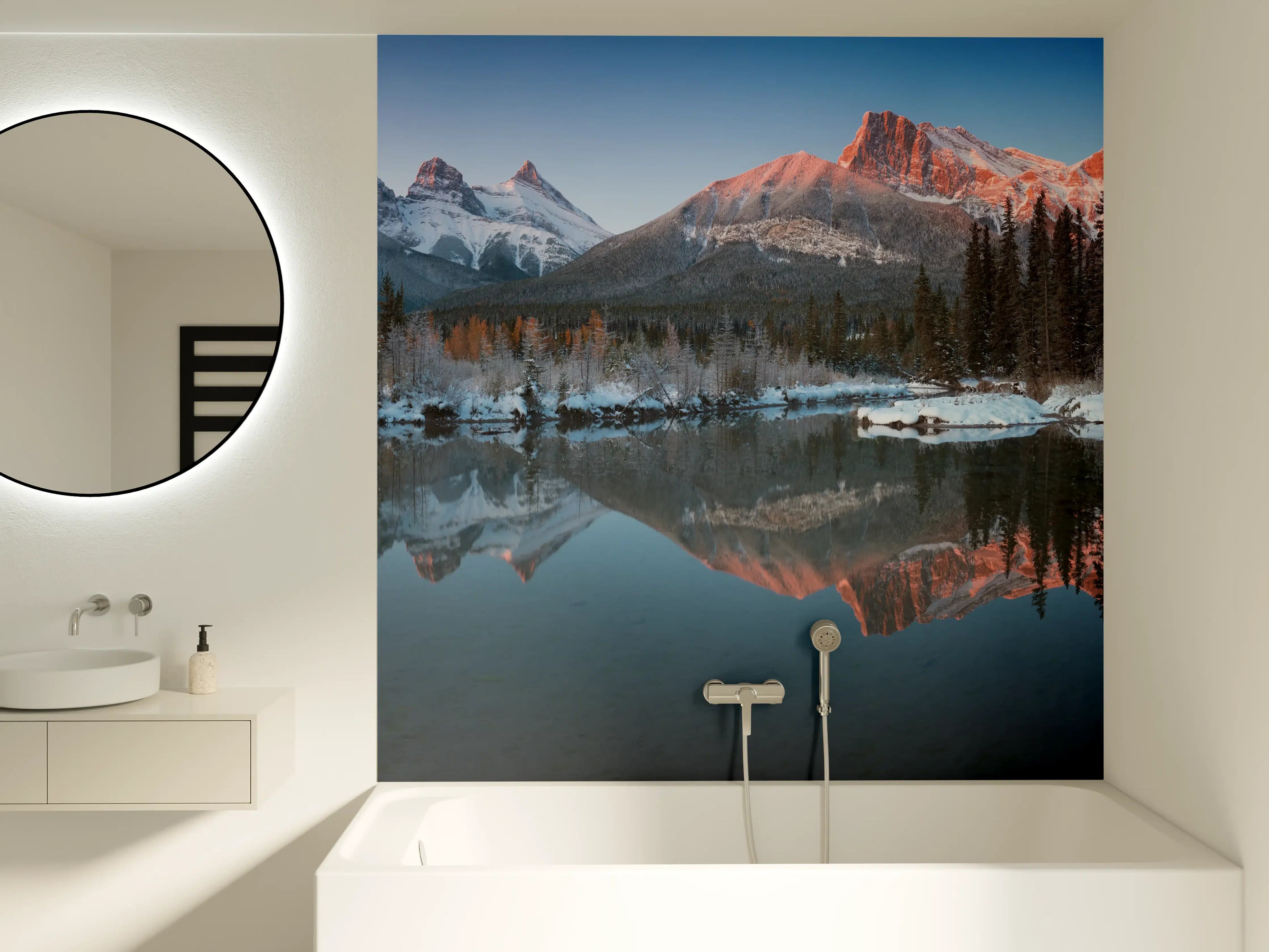 Badewannen-Rückwand - Perfektes Spiegelbild der Drei-Schwestern-Gipfel