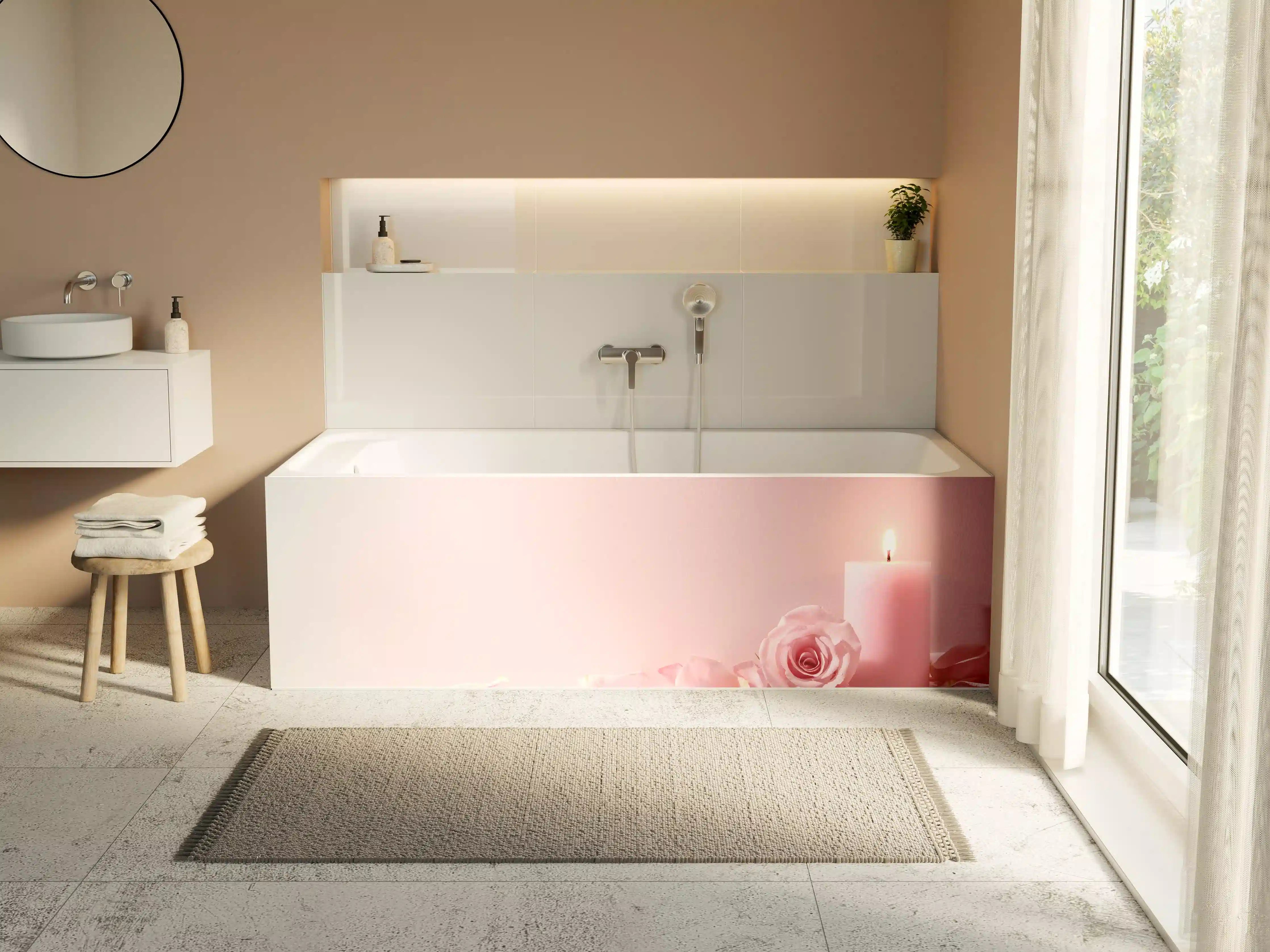Badewannen-Rückwand - Rosa Rosen und Kerze auf einem rosa Hintergrund