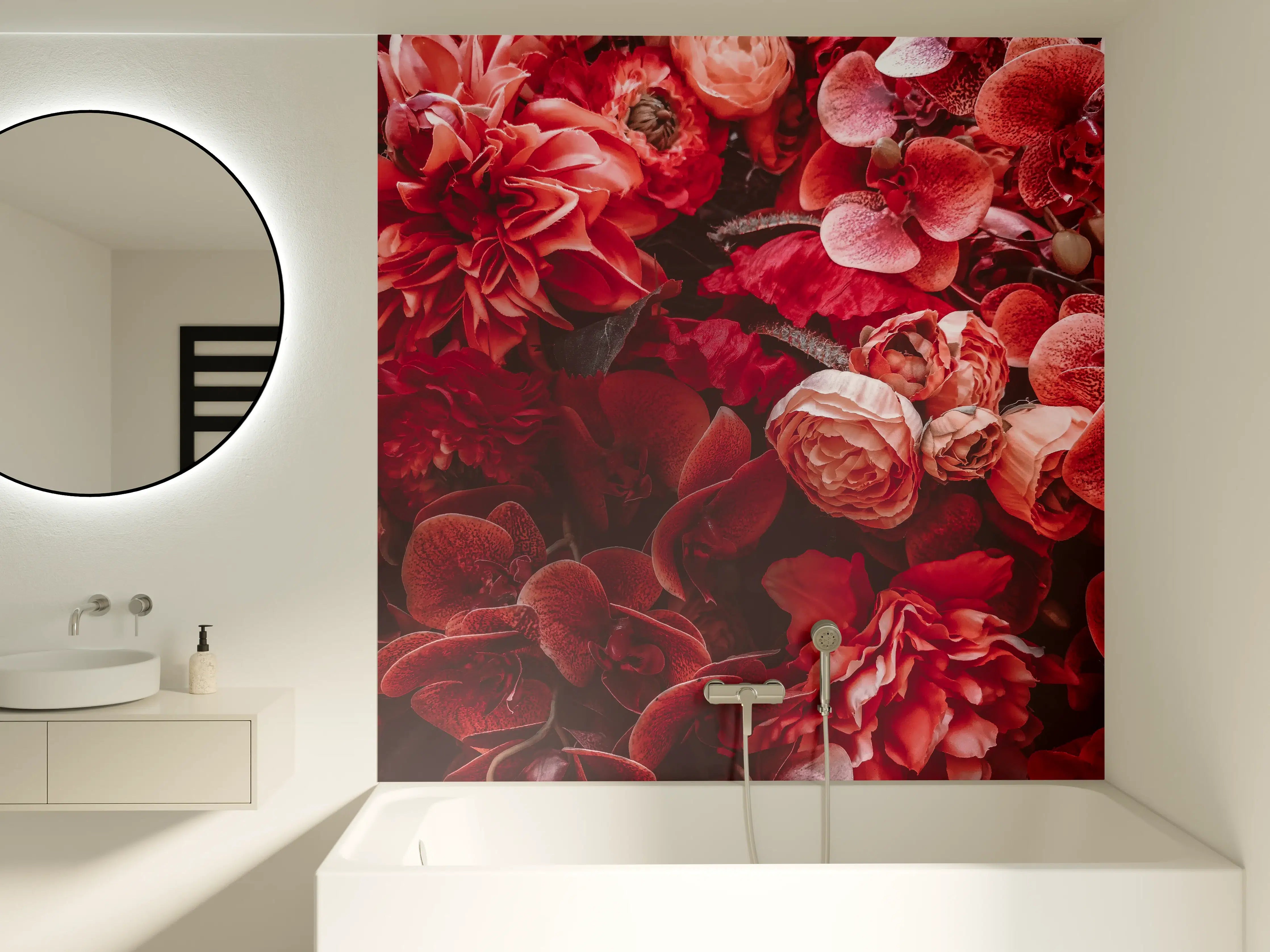 Badewannen-Rückwand - Rote Blumenvielfalt in Nahaufnahme