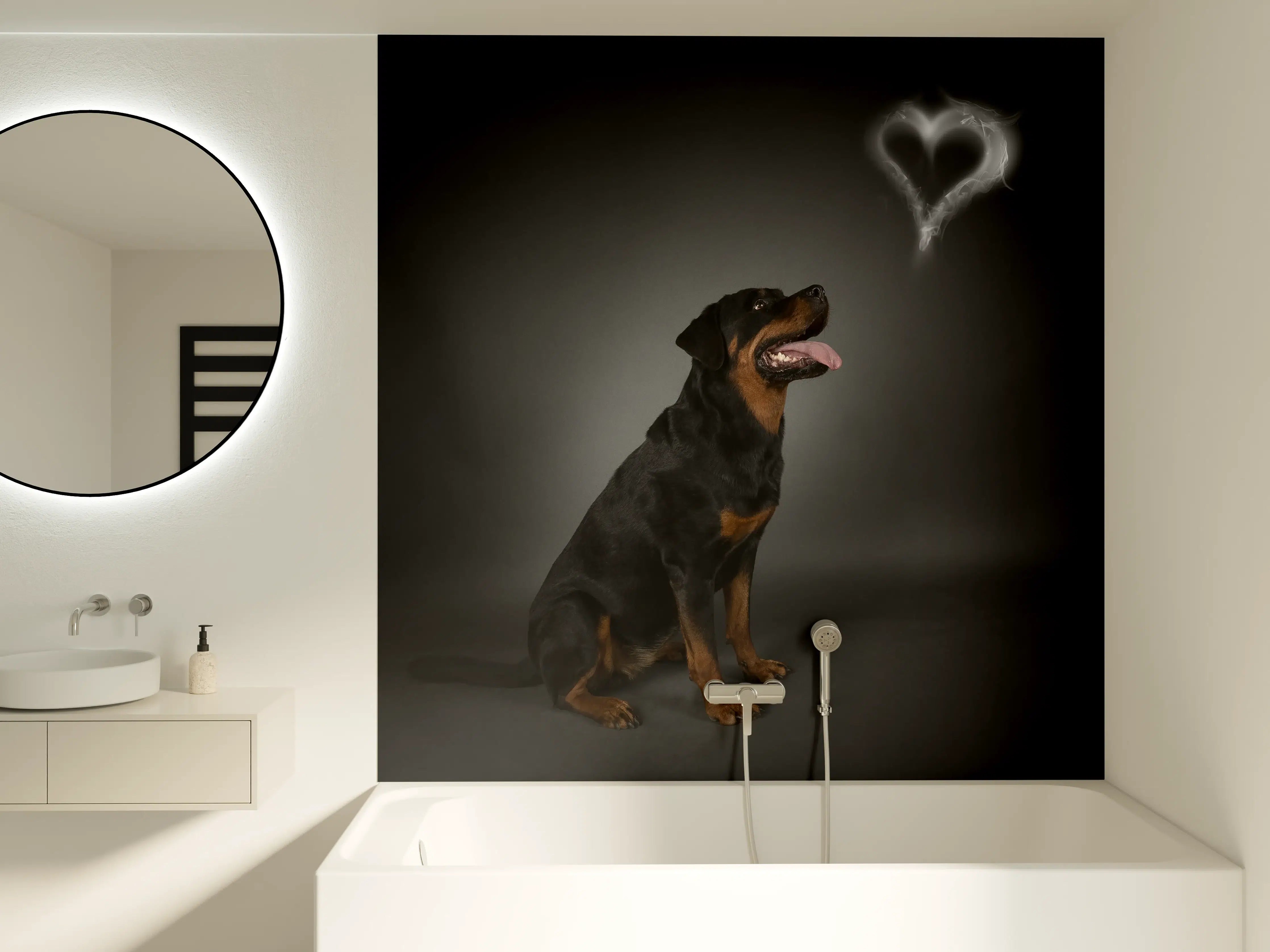 Badewannen-Rückwand - Rottweiler sitzend mit Blick auf Herz