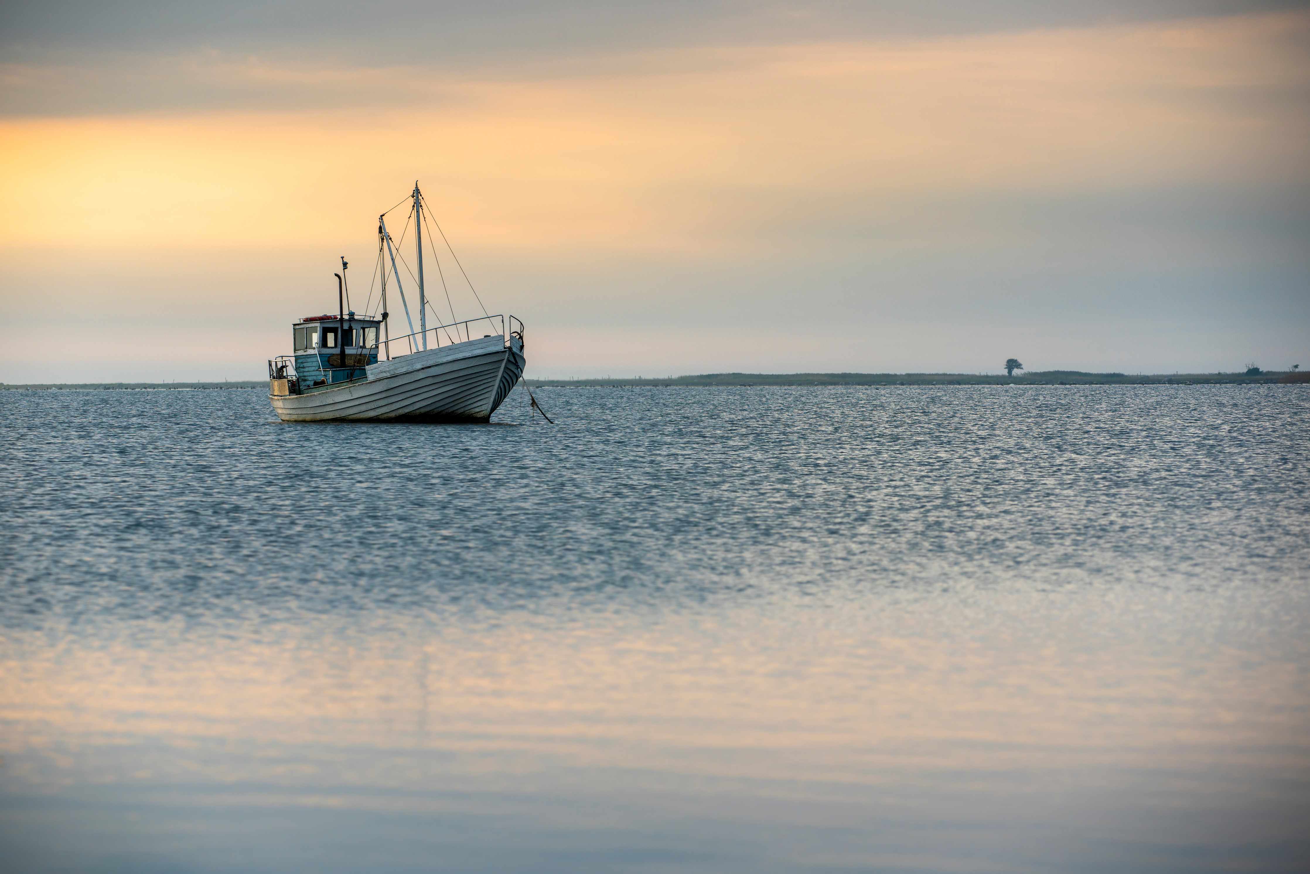 Badewannen-Rückwand-Ruhiges Boot auf dem Wasser