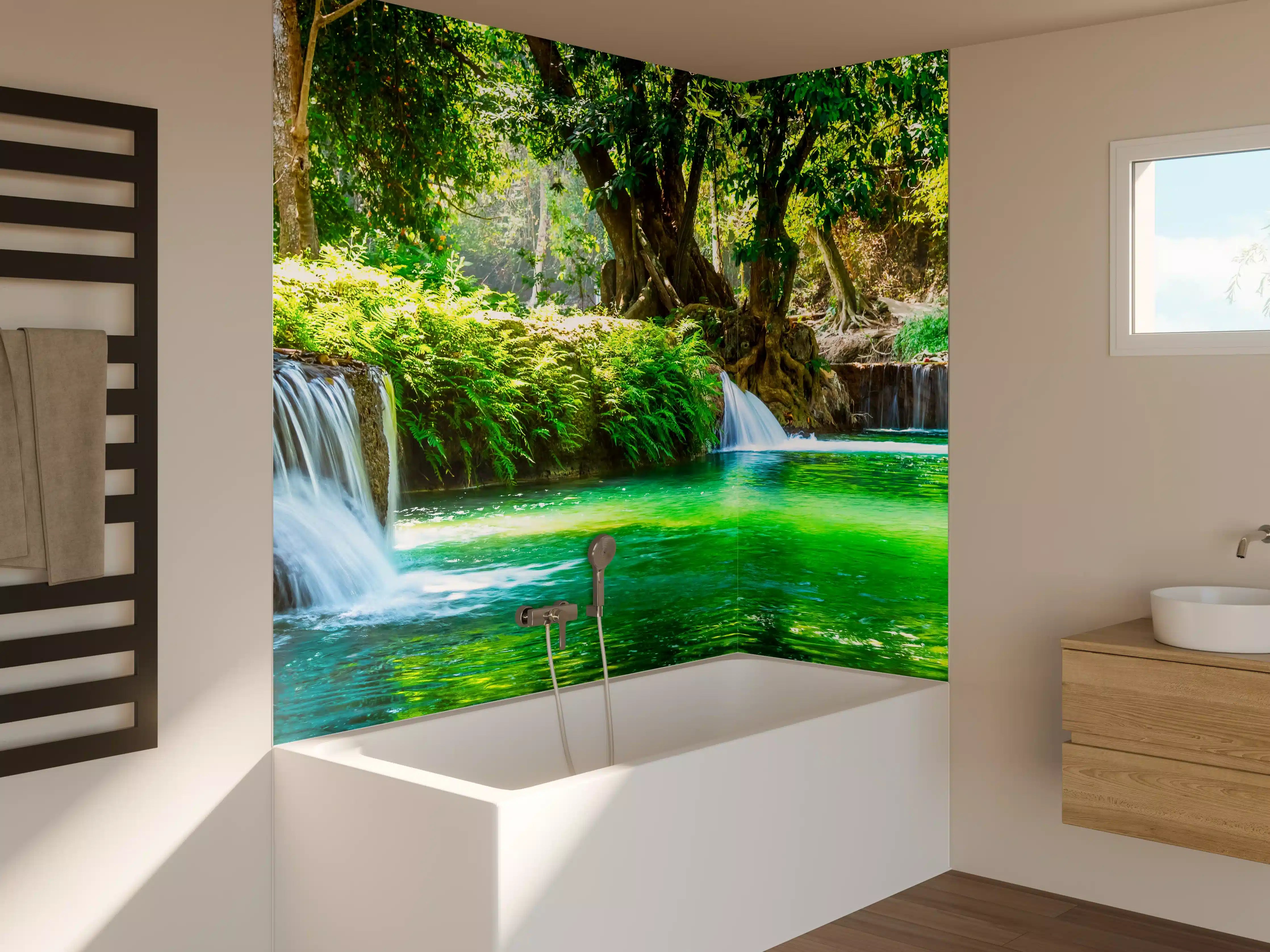 Badewannen-Rückwand - Sanfter Wasserfall im grauen Wald