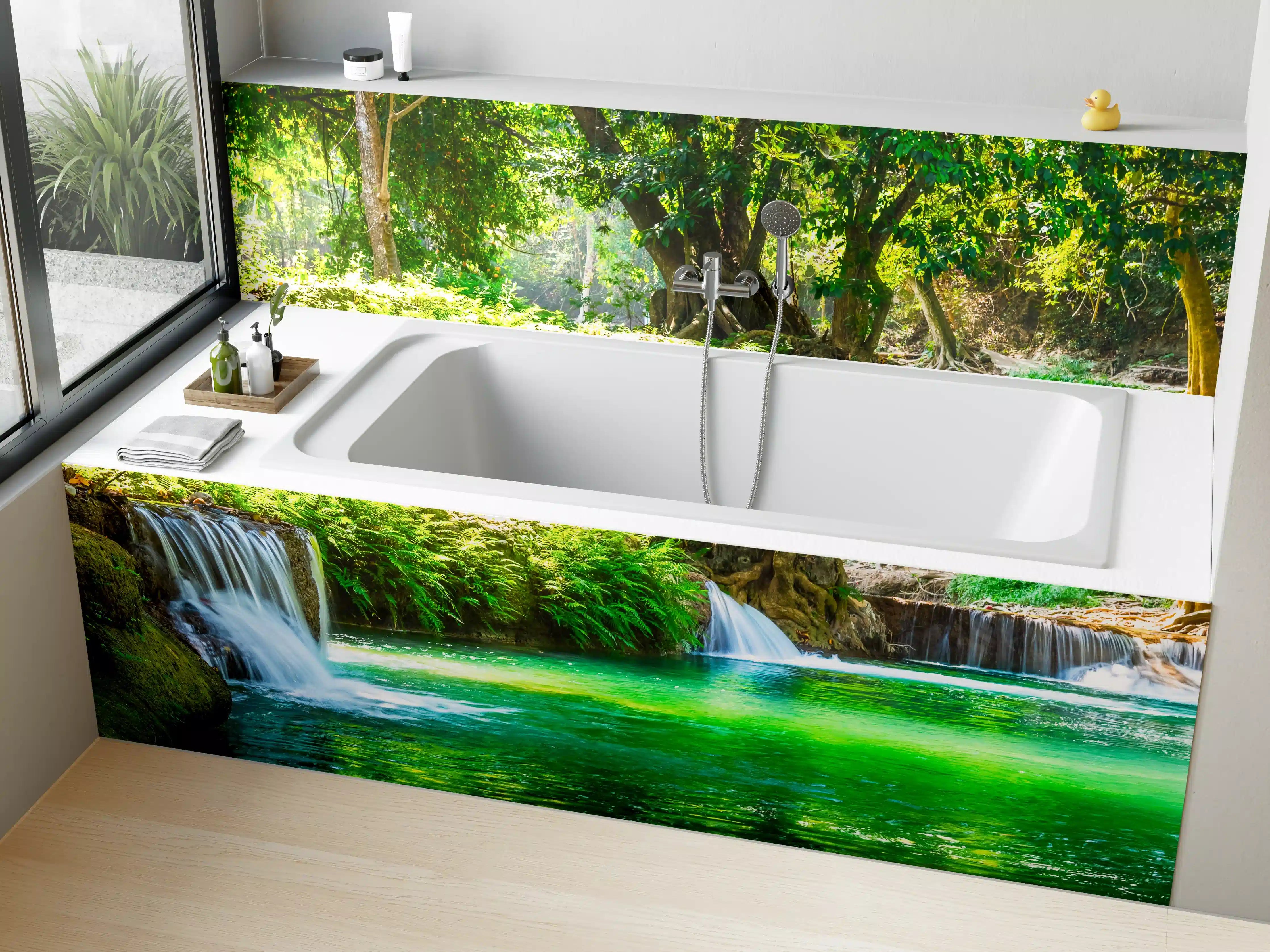 Badewannen-Rückwand - Sanfter Wasserfall im grauen Wald