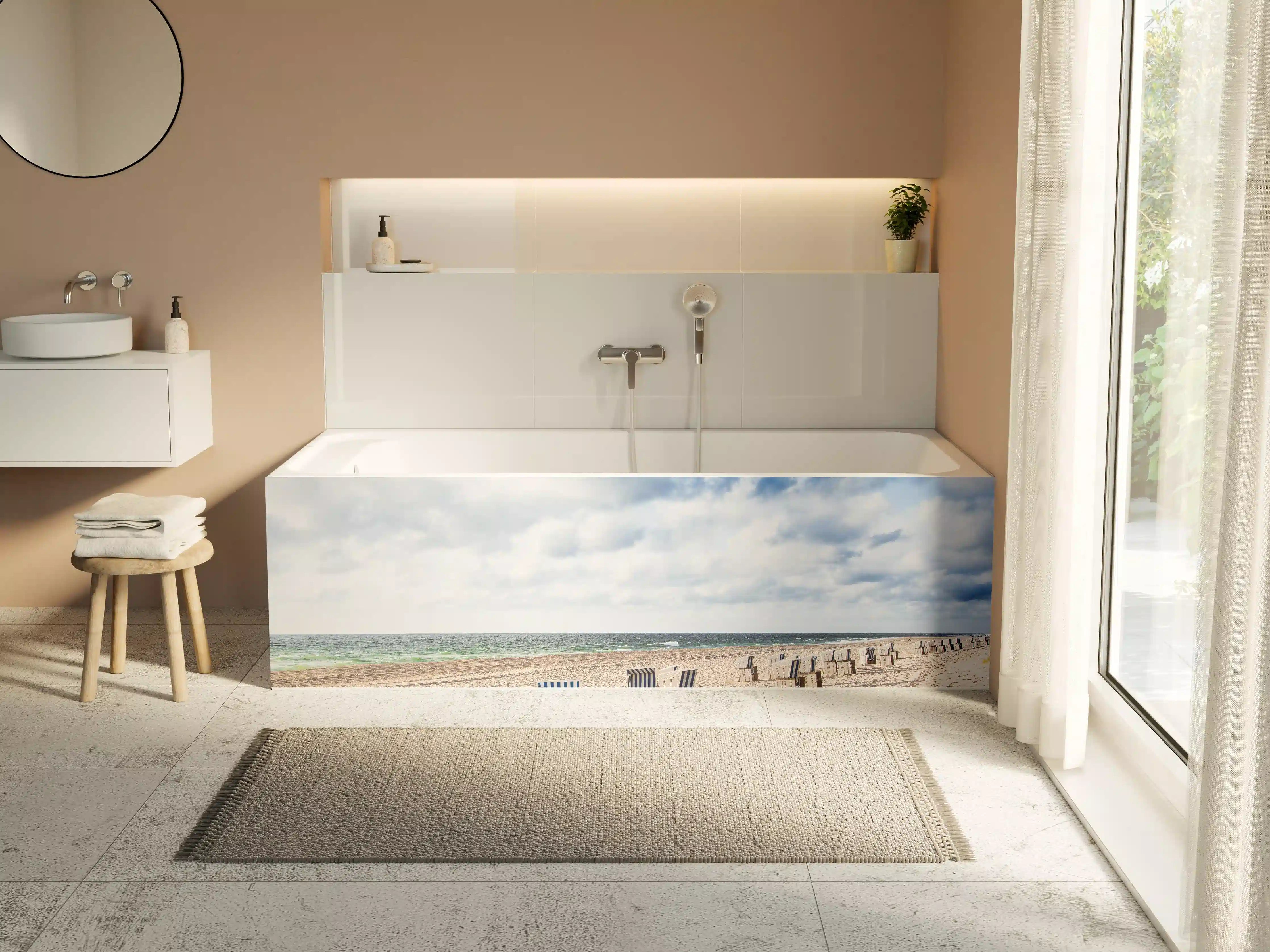 Badewannen-Rückwand - Schöne Strandliegestühle in Blau und Weiß