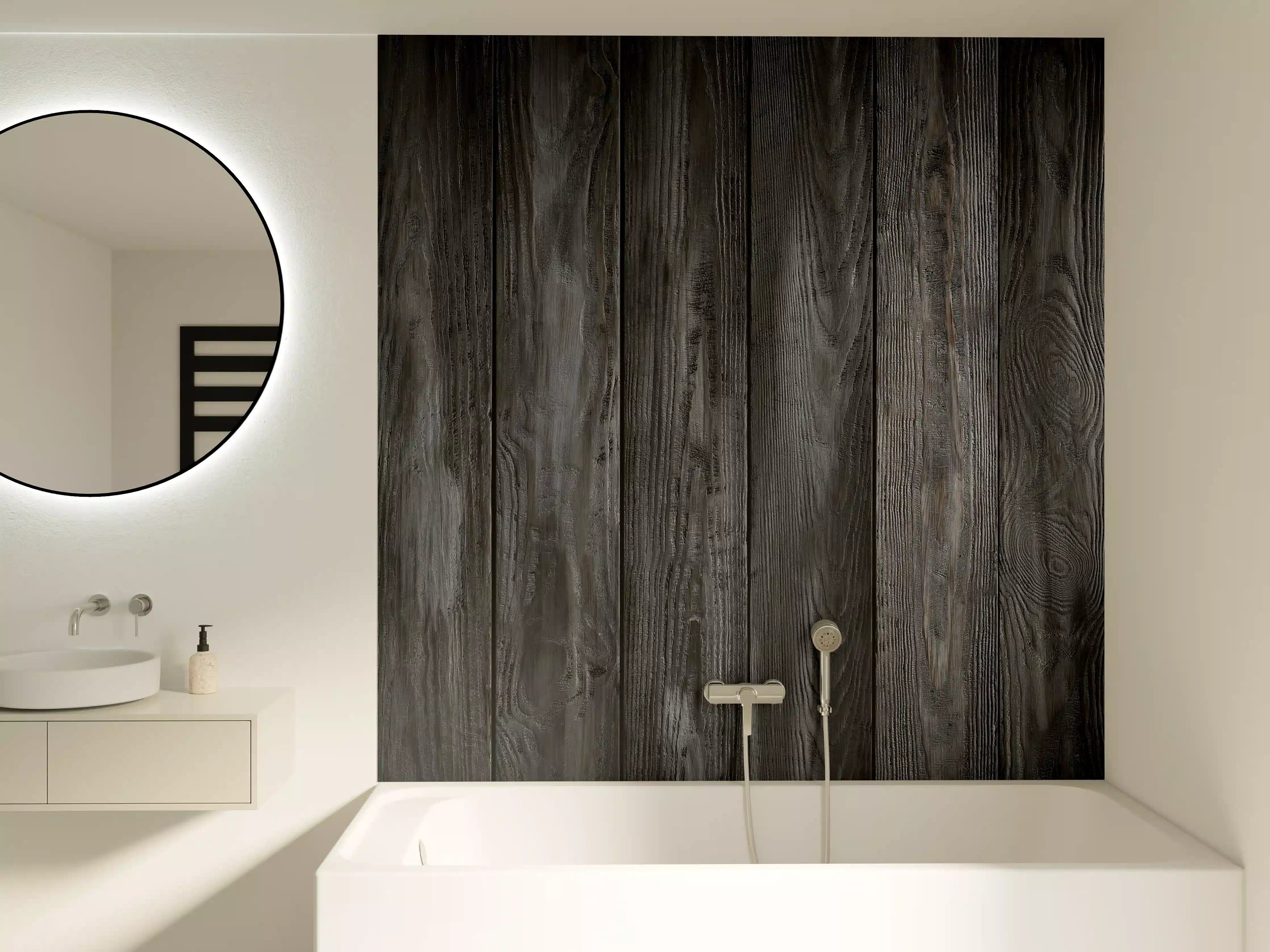 Badewannen-Rückwand - Schwarz lackierte Holzbretter