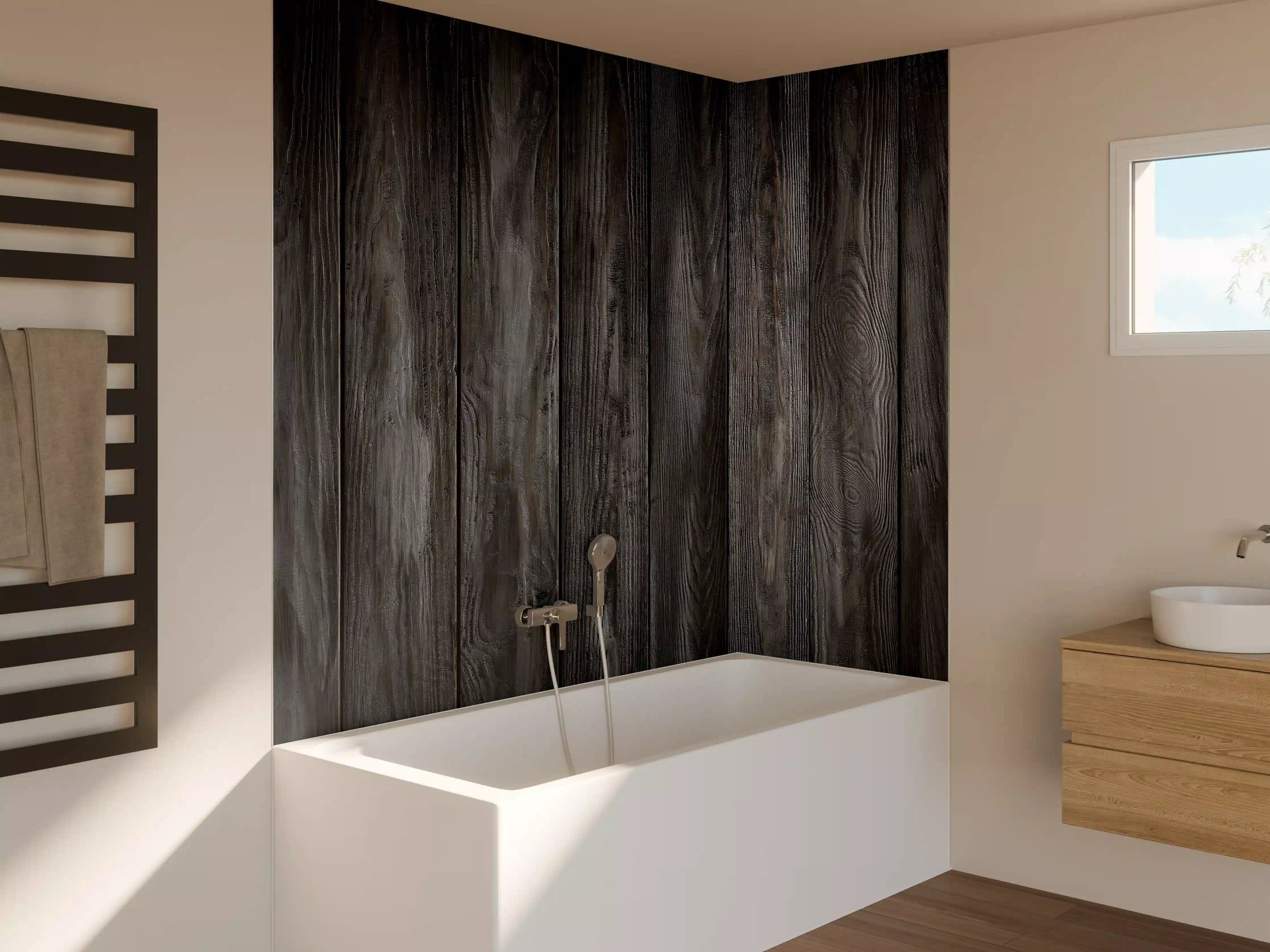 Badewannen-Rückwand - Schwarz lackierte Holzbretter