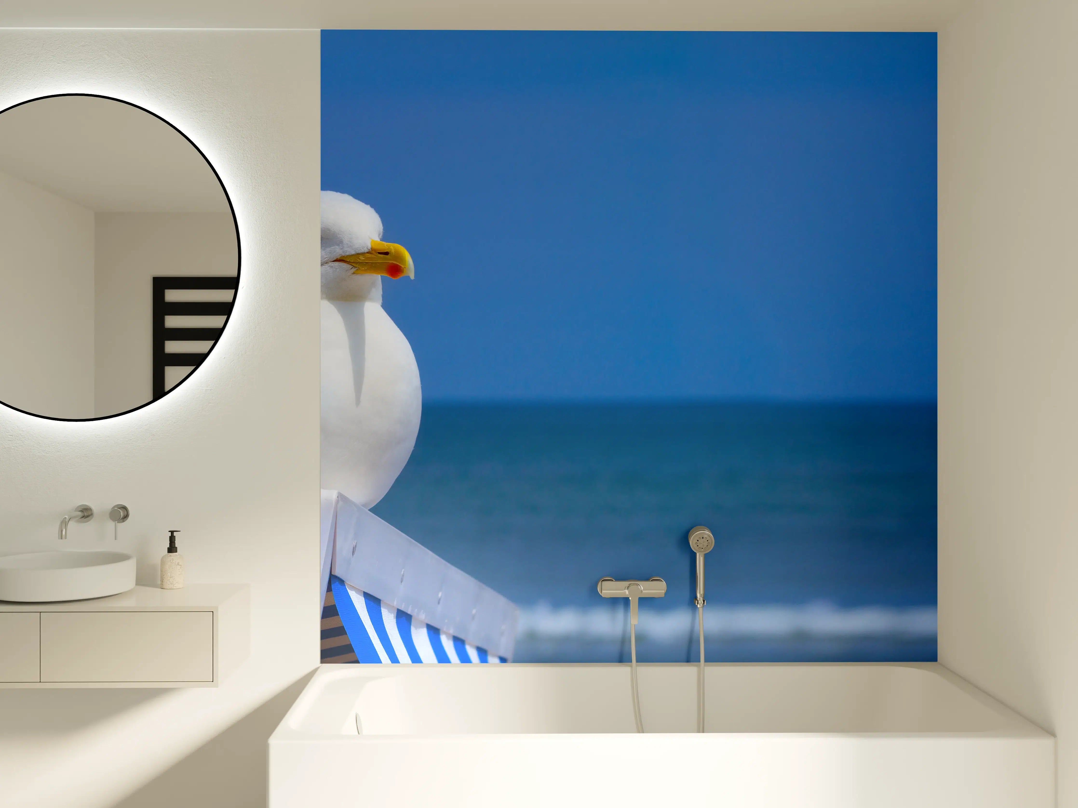 Badewannen-Rückwand - Seegull am Strand mit blauem Hintergrund