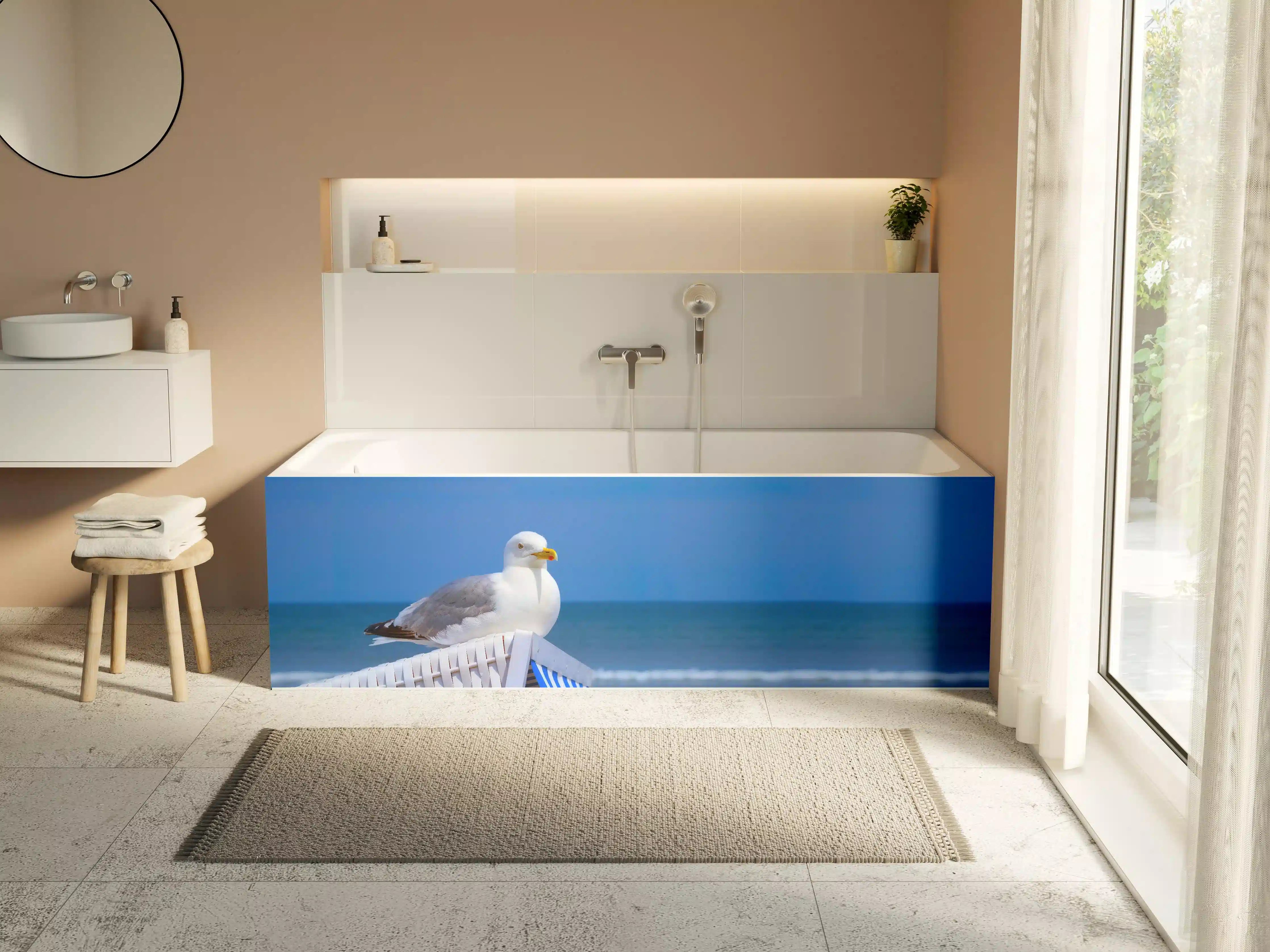 Badewannen-Rückwand - Seegull am Strand mit blauem Hintergrund