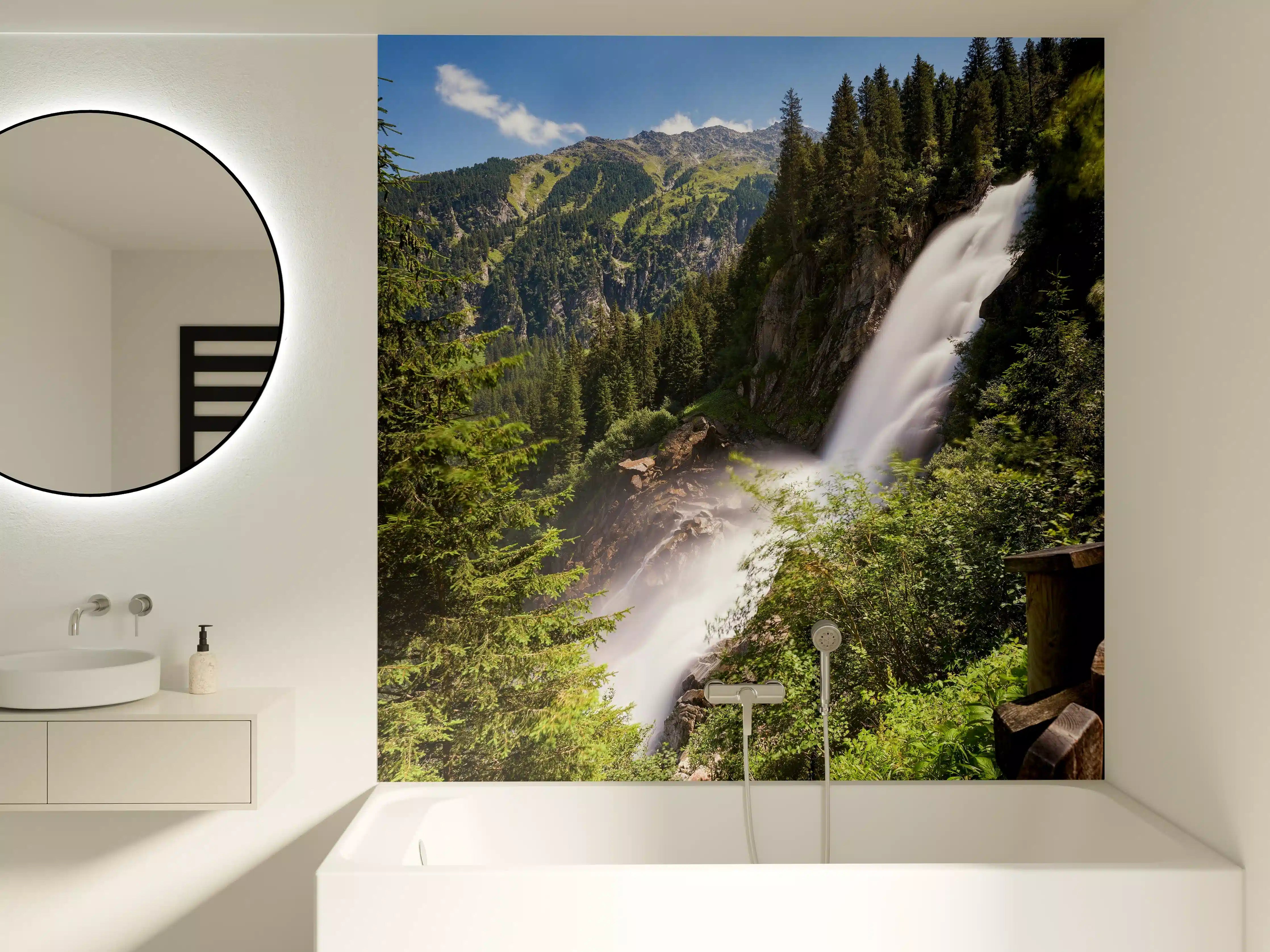 Badewannen-Rückwand - Silberner Wasserfall im grünen Licht