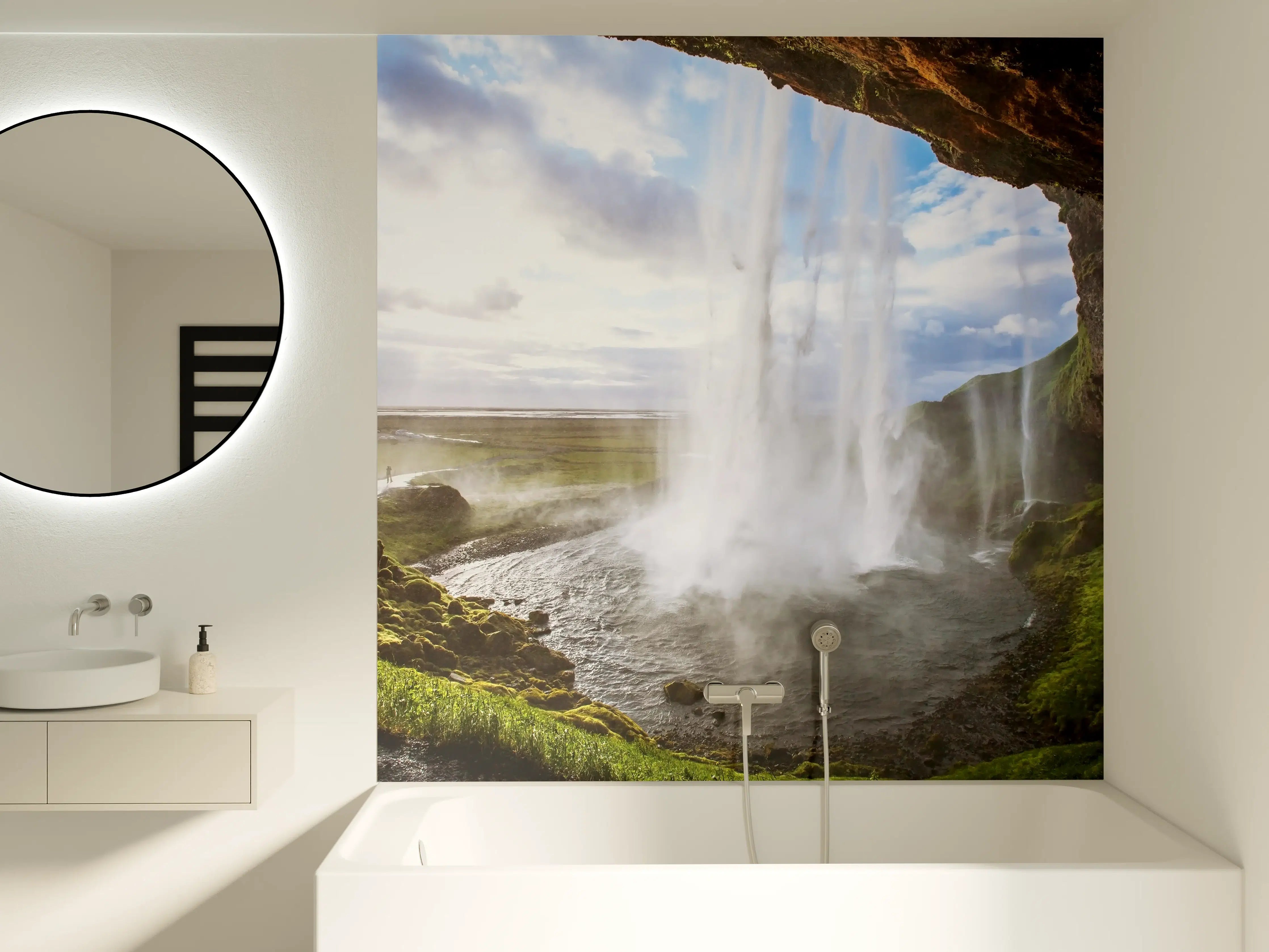 Badewannen-Rückwand - Silbriger Wasserfall im Nebel