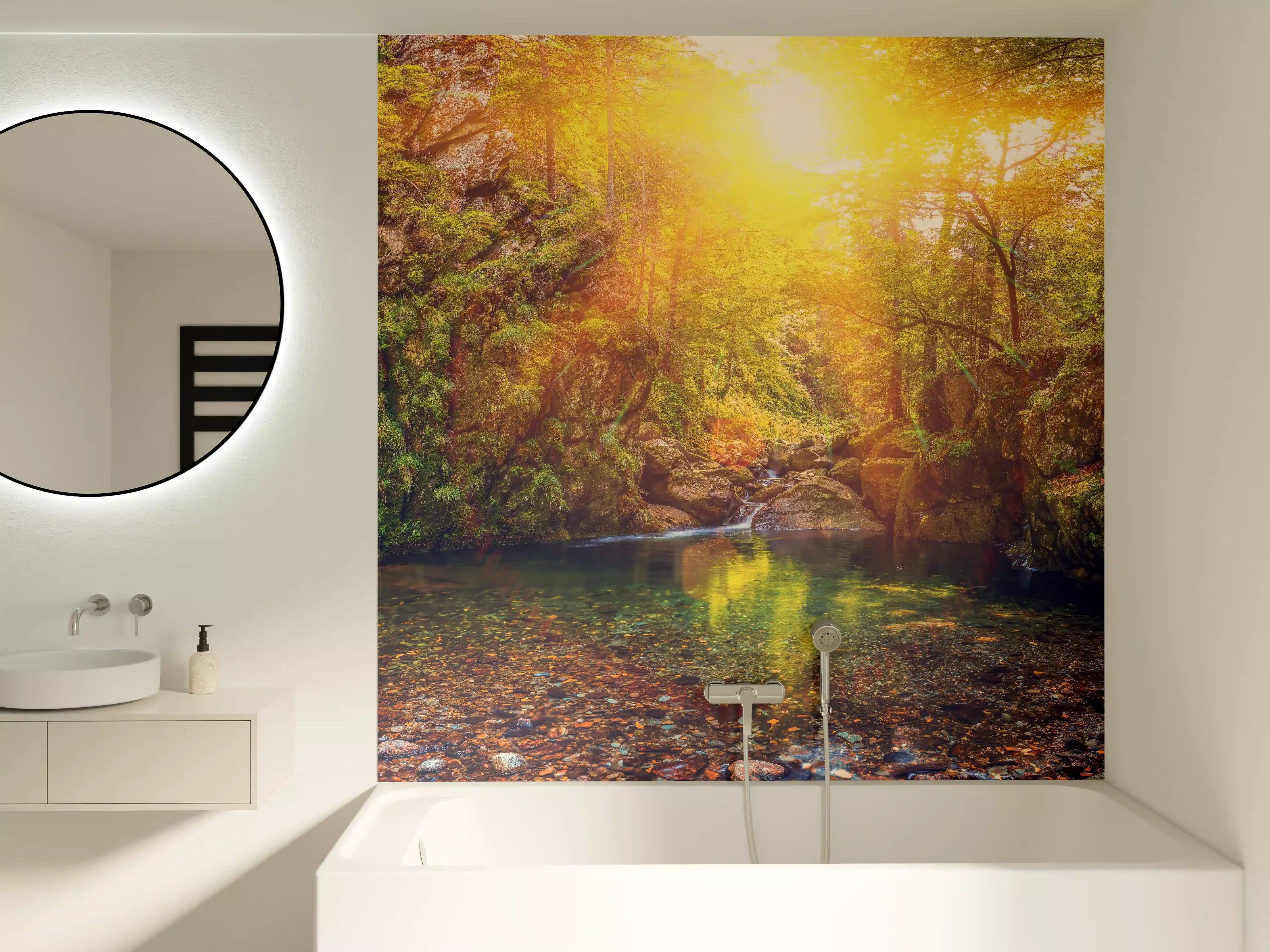 Badewannen-Rückwand - Sonnenbeschienener Waldsee