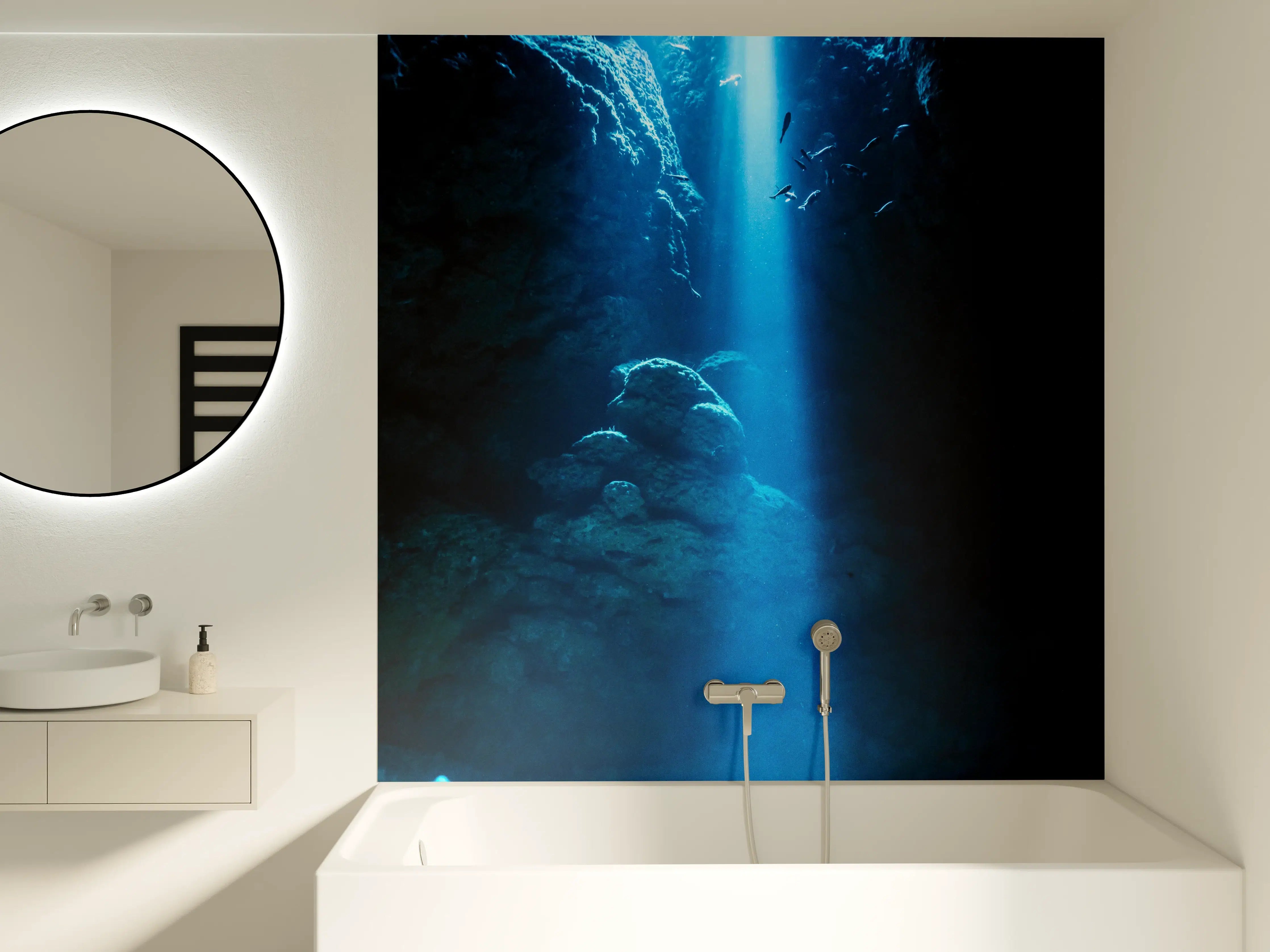 Badewannen-Rückwand - Sonnenstrahl in die Unterwasserhöhle im japanischen Ozean