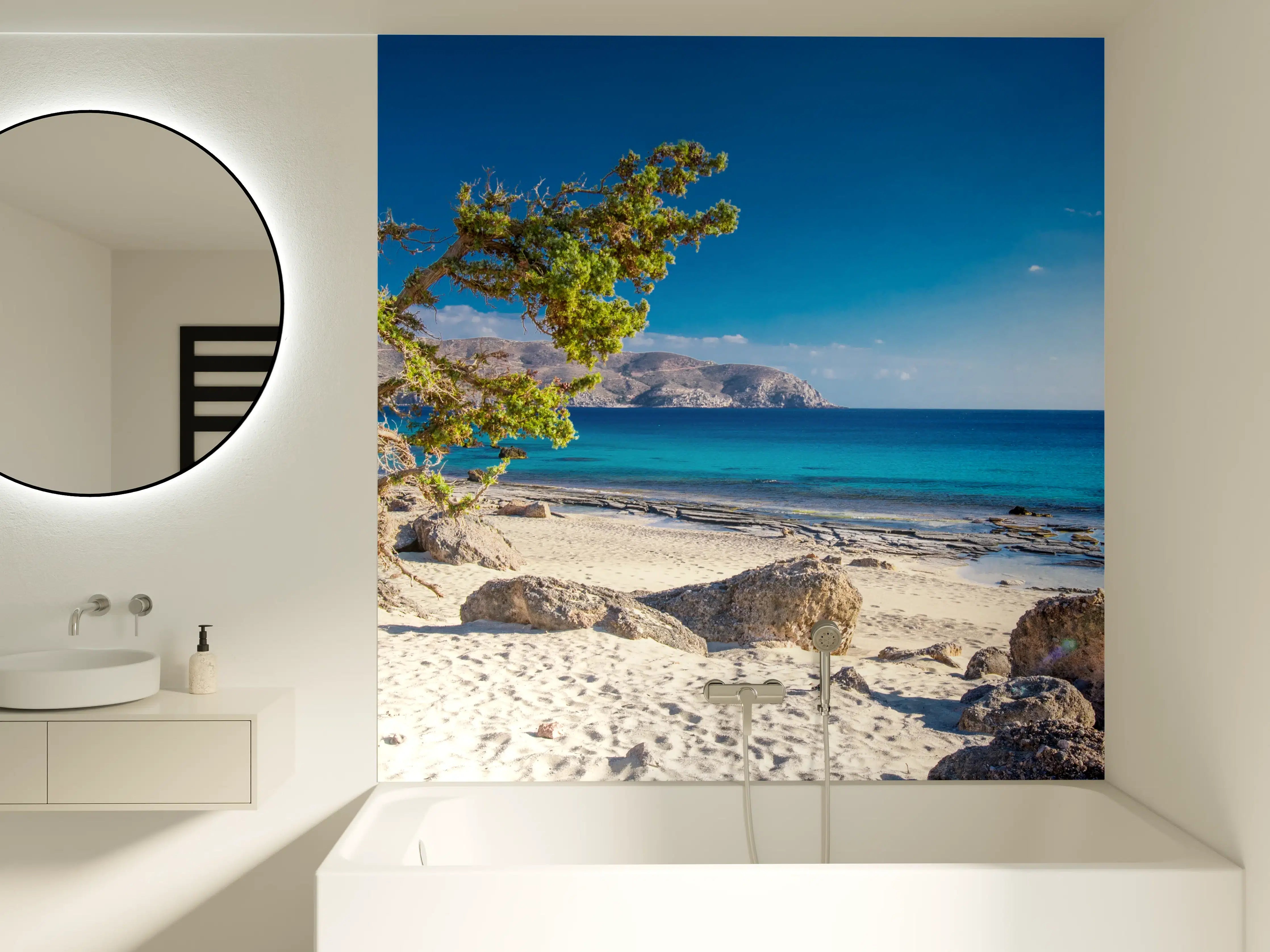 Badewannen-Rückwand - Sonniger Strand mit klarem Wasser und blauen Himmel
