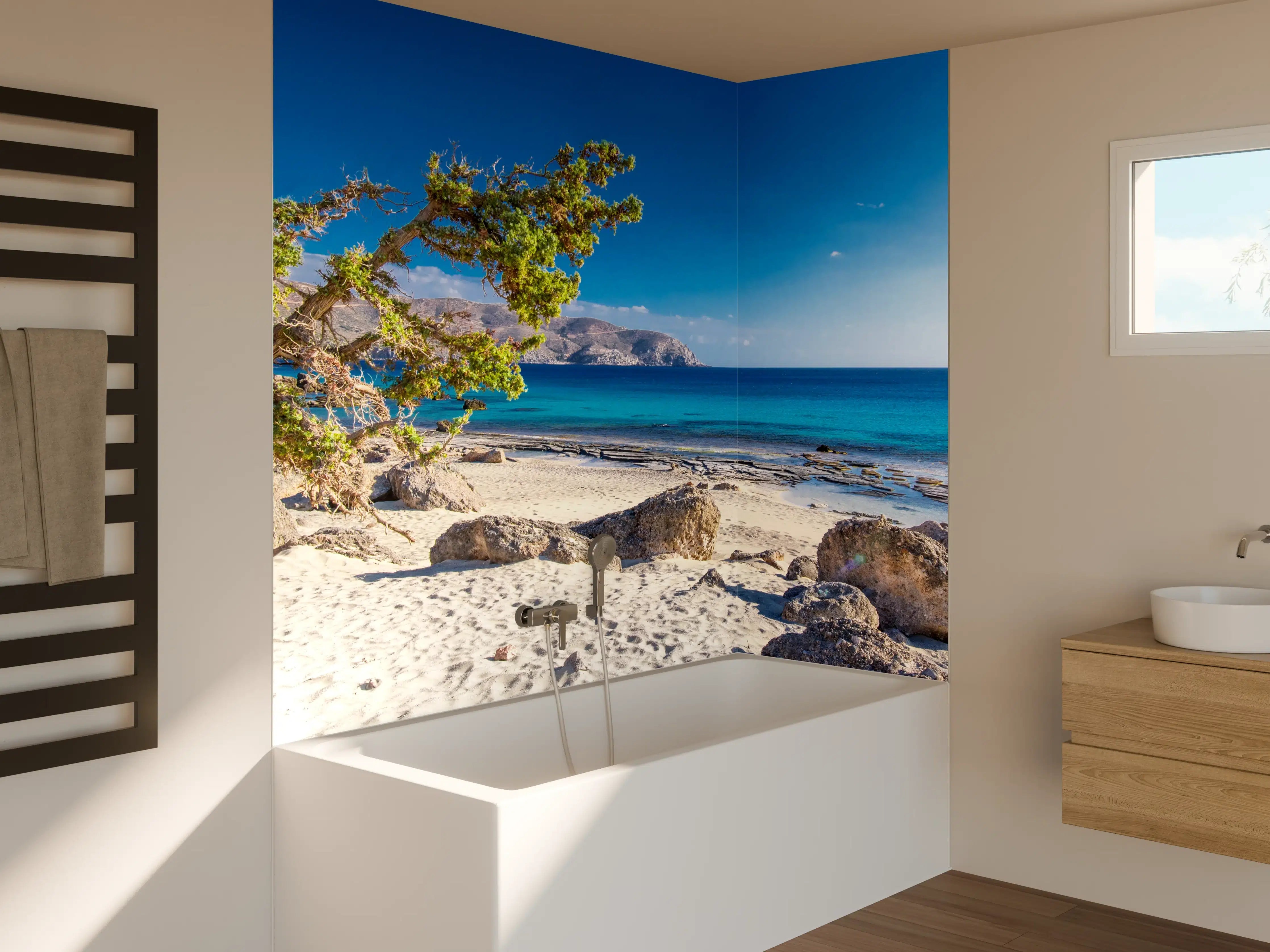 Badewannen-Rückwand - Sonniger Strand mit klarem Wasser und blauen Himmel