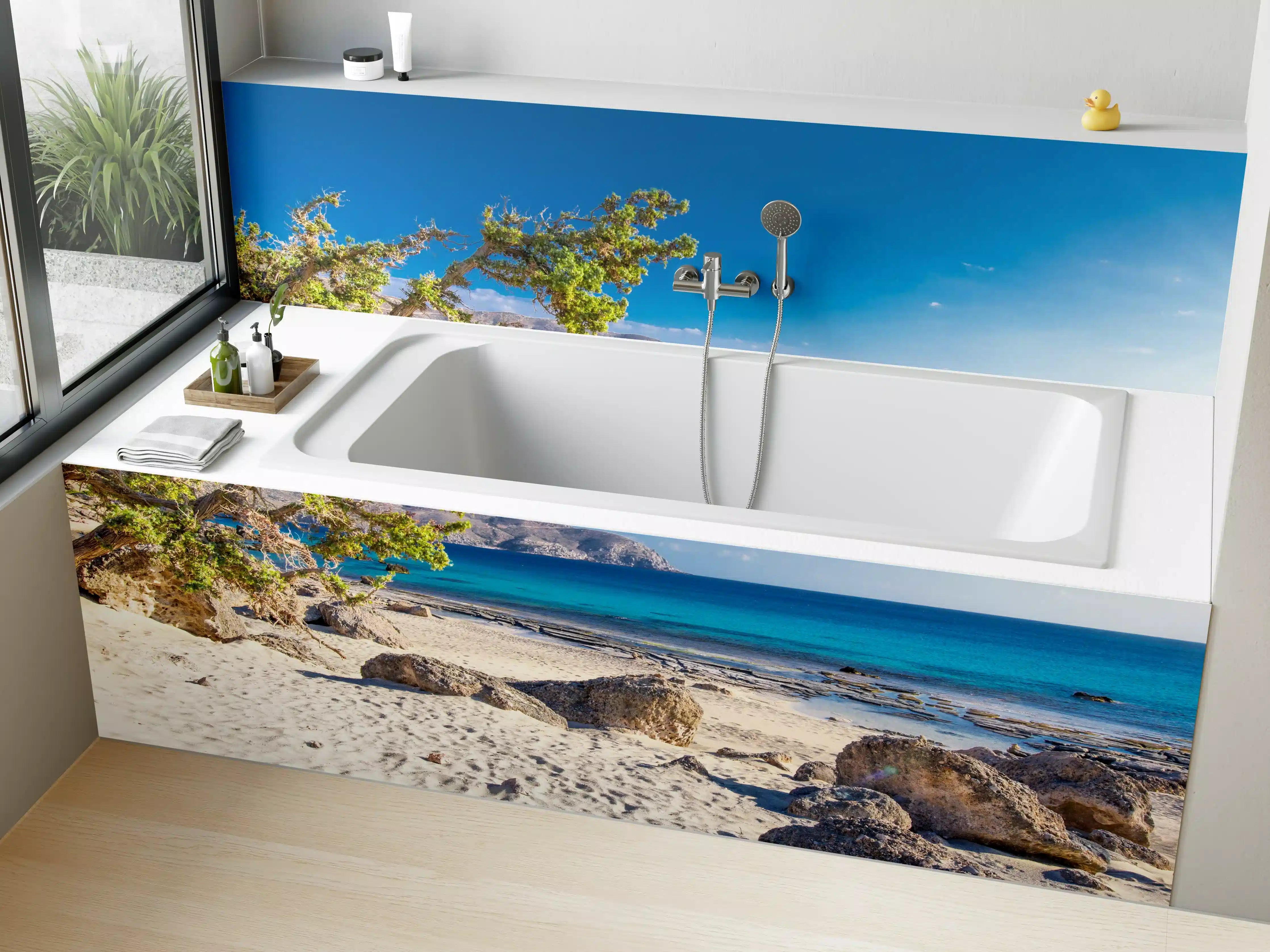 Badewannen-Rückwand - Sonniger Strand mit klarem Wasser und blauen Himmel