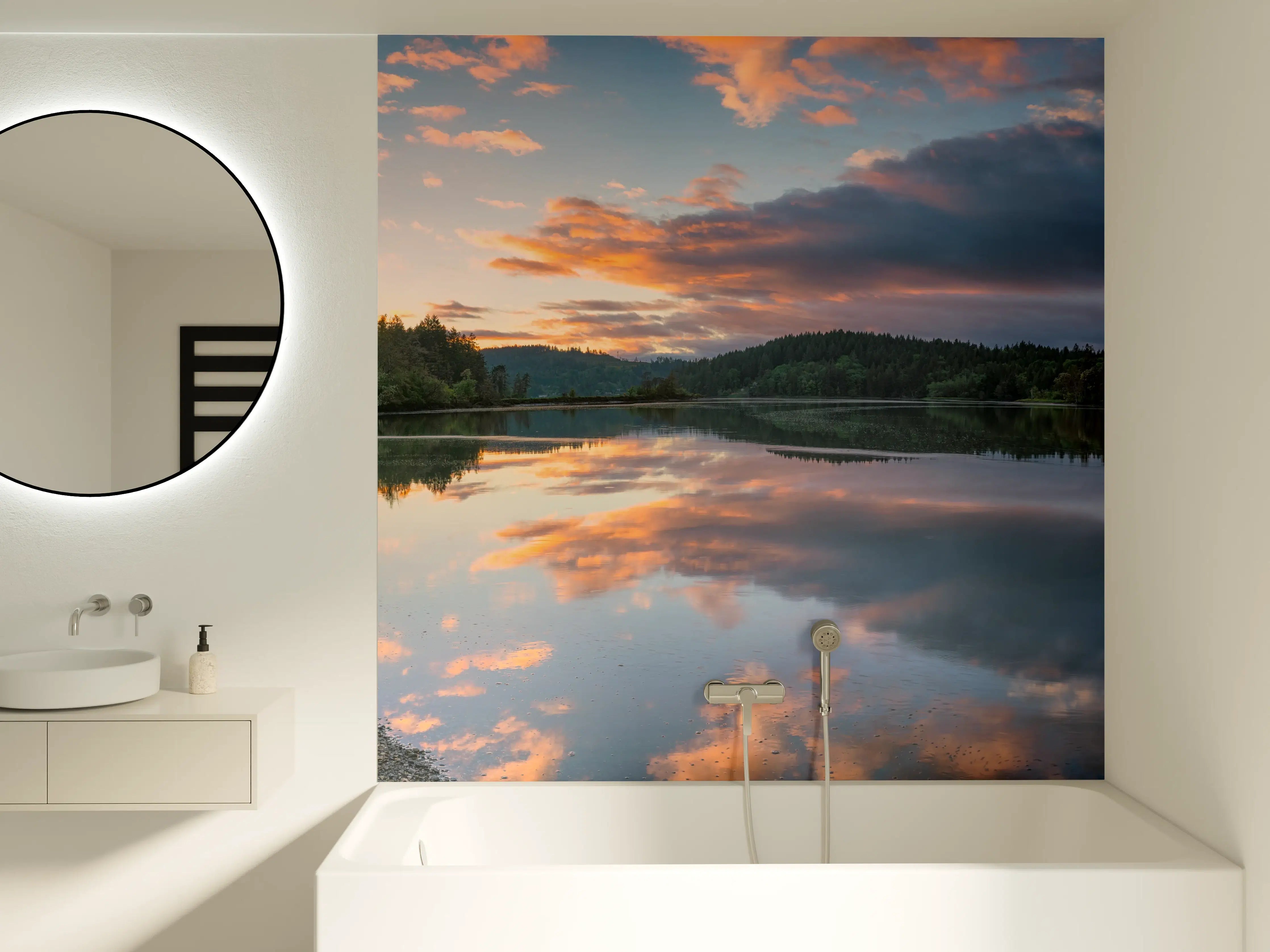 Badewannen-Rückwand - Spiegelnder See im Sonnenuntergang
