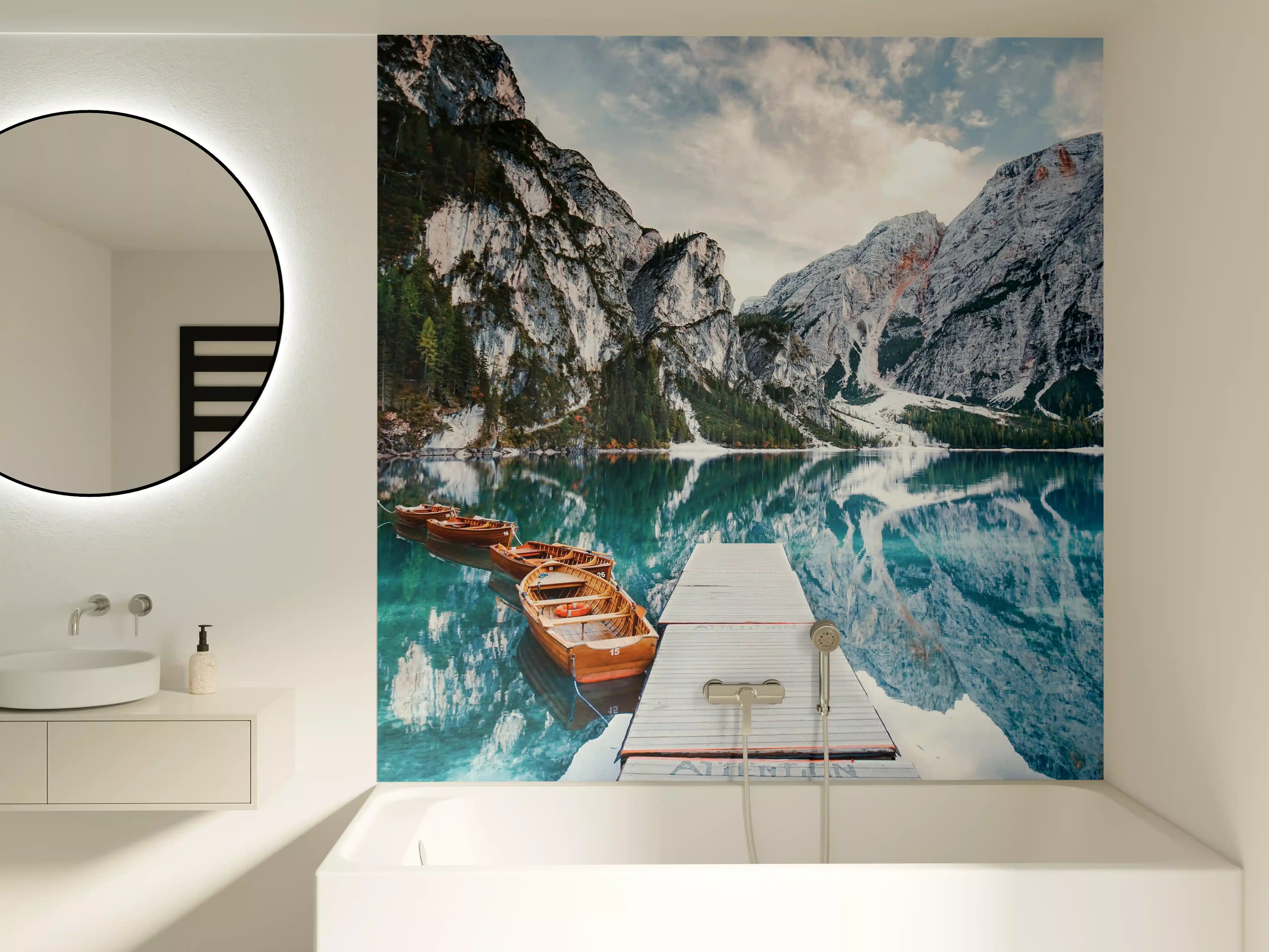 Badewannen-Rückwand - Steg am Bergsee mit Booten