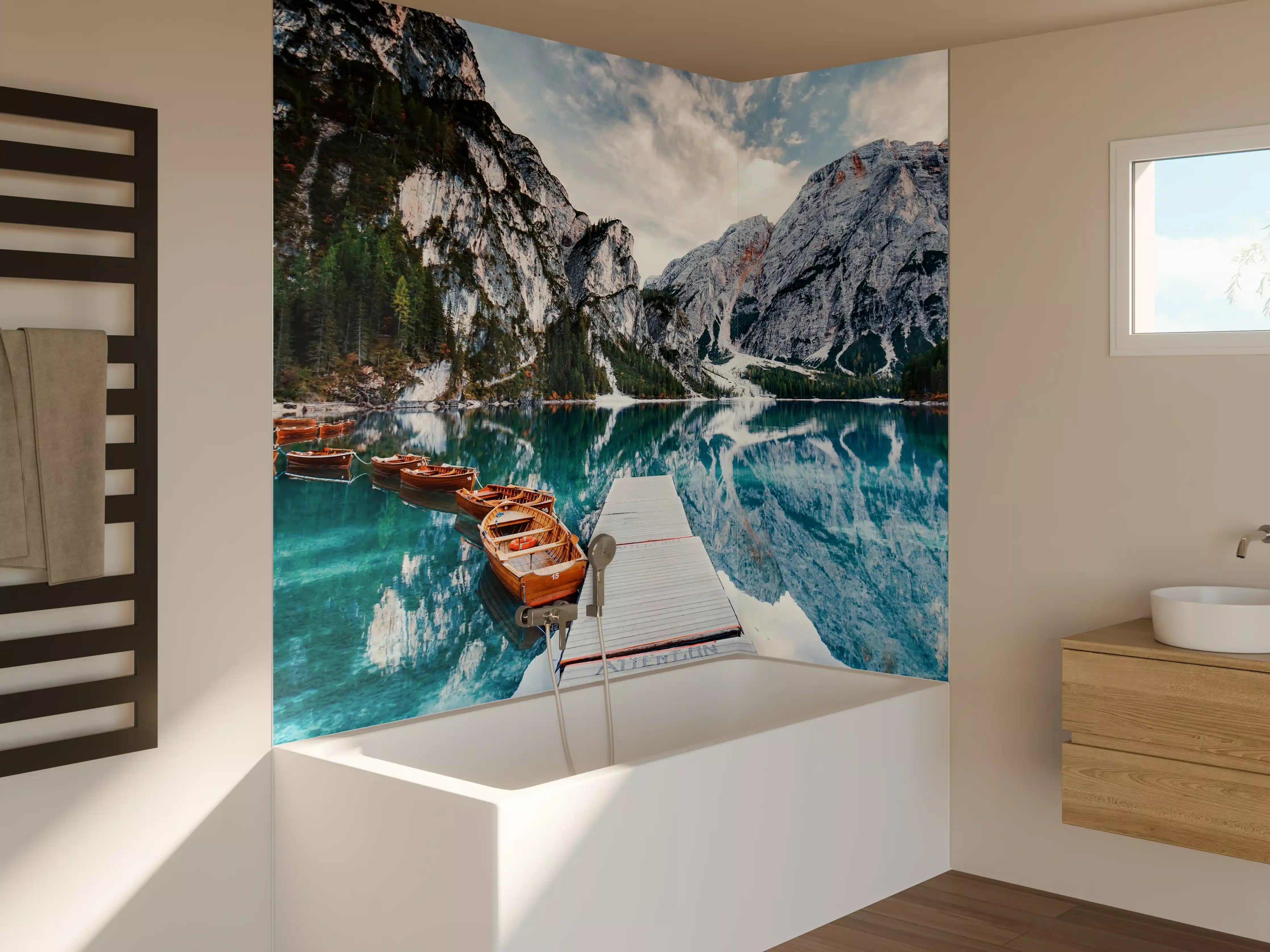 Badewannen-Rückwand - Steg am Bergsee mit Booten
