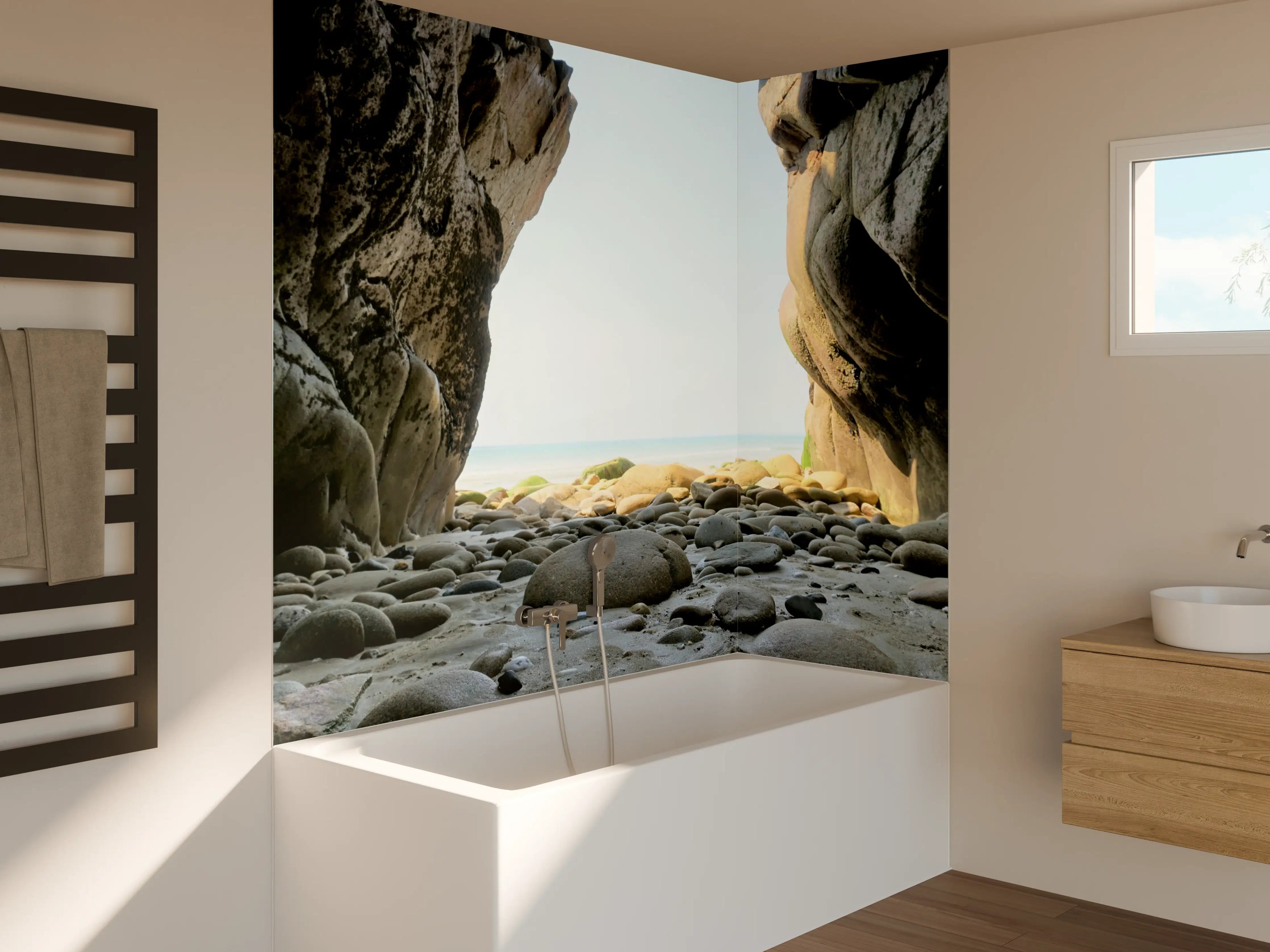 Badewannen-Rückwand - Steinstrand zwischen Felsen an Küste 