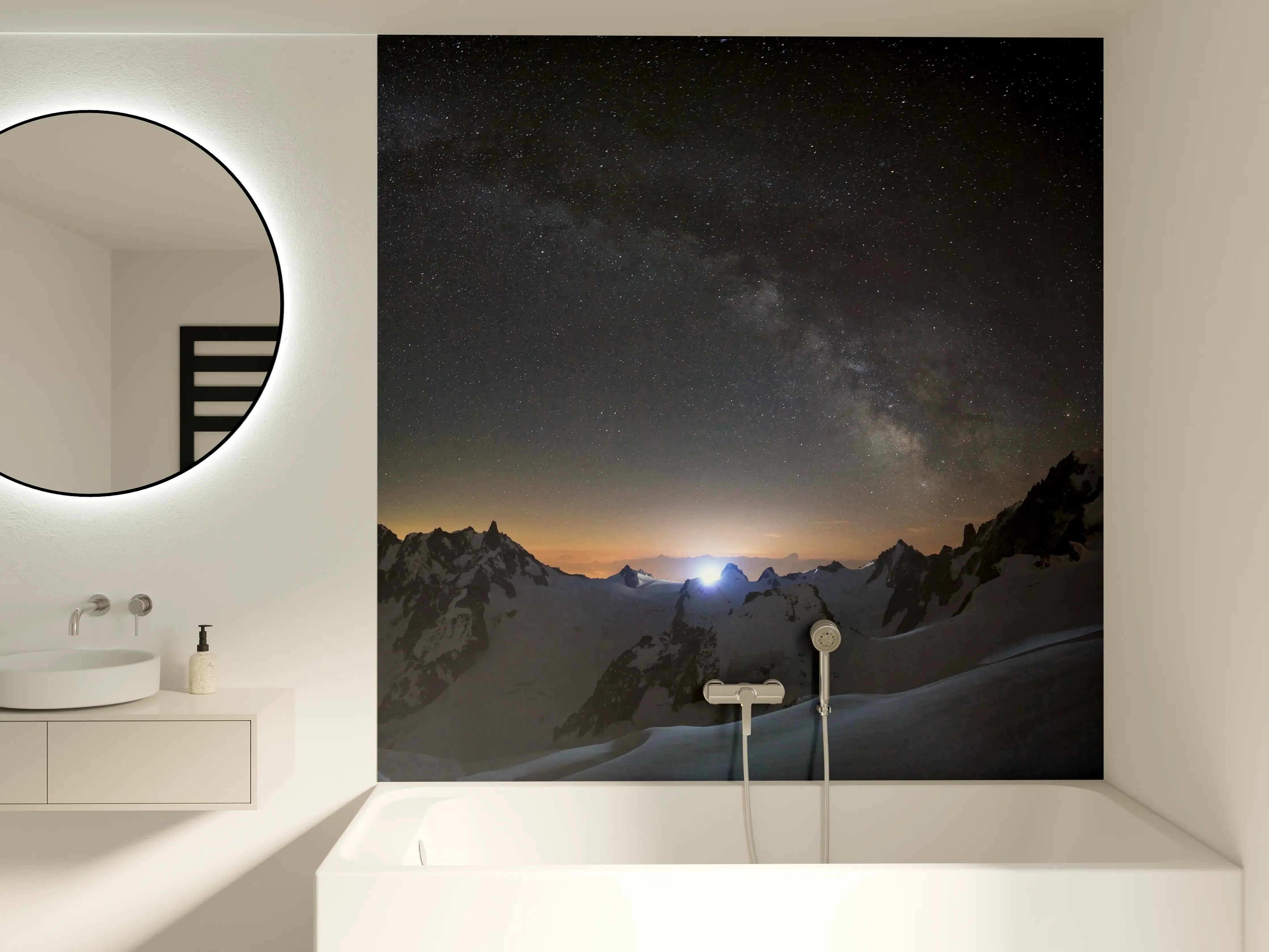 Badewannen-Rückwand - Sternenüberspannte Berggipfel bei Nacht