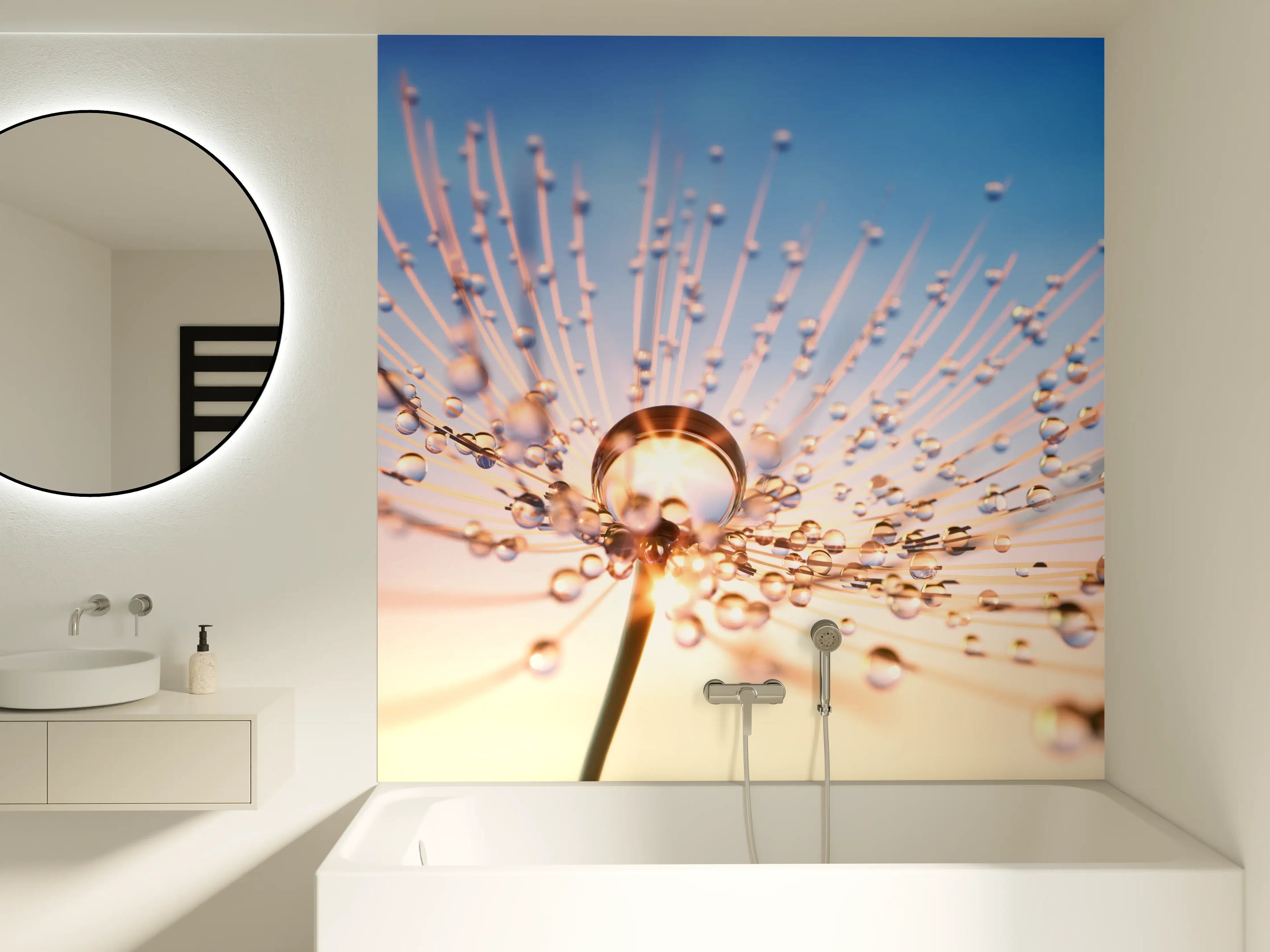 Badewannen-Rückwand - Tautropfen auf einer Blüte vor hellem Himmel